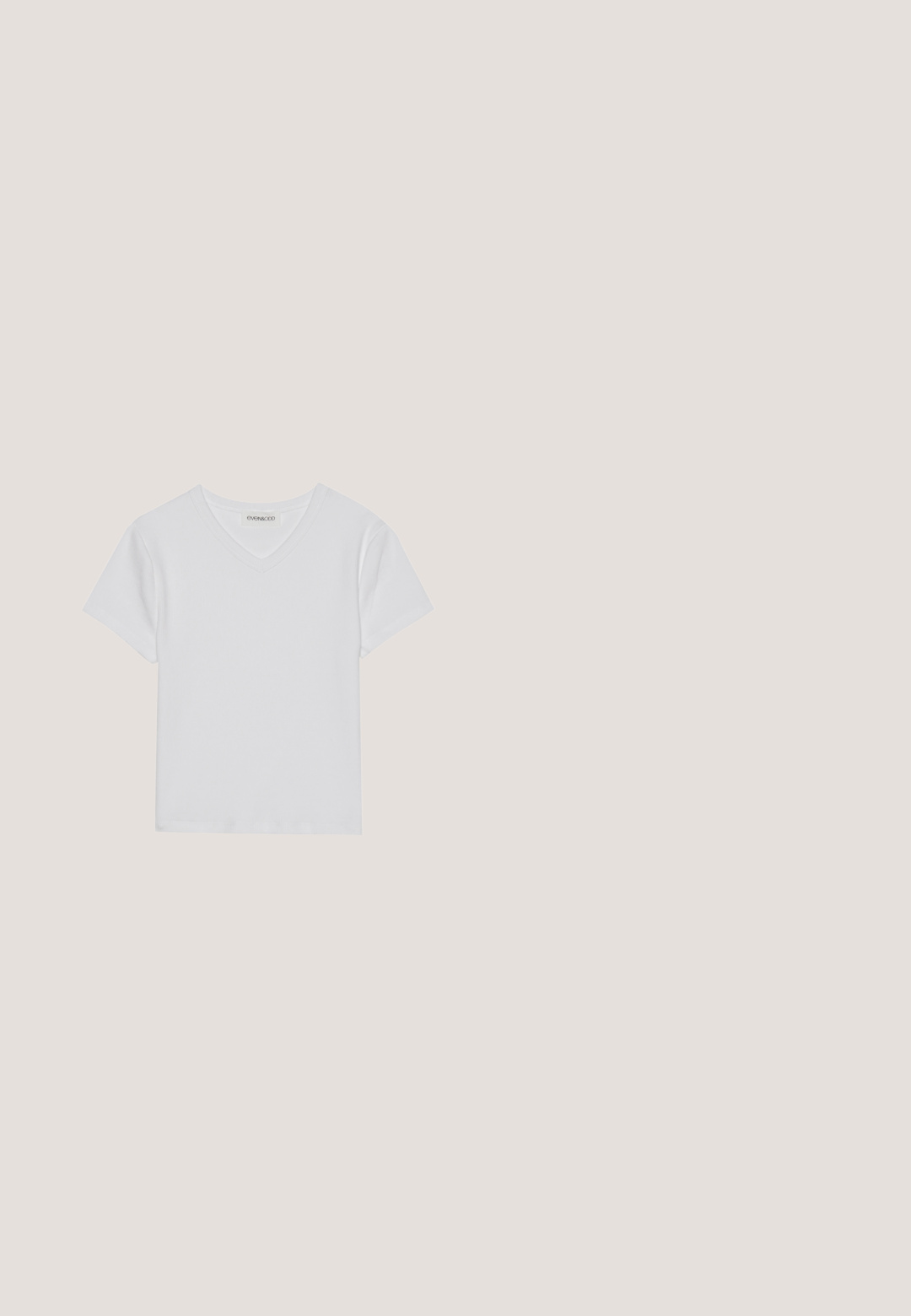Weißes kurzärmliges V-Ausschnitt-T-Shirt aus Rippstoff. Es zeichnet sich durch ein sauberes Design mit geradem Saum und minimalen Details aus.; ONLY ONLPOWER MID WAIST  - Jeans Skinny Fit - light blue denim; Schwarze Leder-Sandalen mit einem Kreuzriemen-Design, verstellbarem Schnallenverschluss und strukturierten Sohlen mit Rippen für besseren Halt.; Schwarze Cat-Eye-Sonnenbrille mit dunkelgrauen Gläsern, schlankem Kunststoffrahmen, spitzen Ecken und geraden Bügeln. Keine sichtbaren Befestigungen oder Akzente.; Silberne Creolen, kreisförmig, mit glatter, glänzender Oberfläche und gleichbleibender Breite. Minimalistisches Design ohne zusätzliche Akzente.; Schwarzer Ledergürtel mit einer großen silbernen Metallschnalle, die über feine Verzierungen und dekorative Akzente an beiden Enden verfügt.