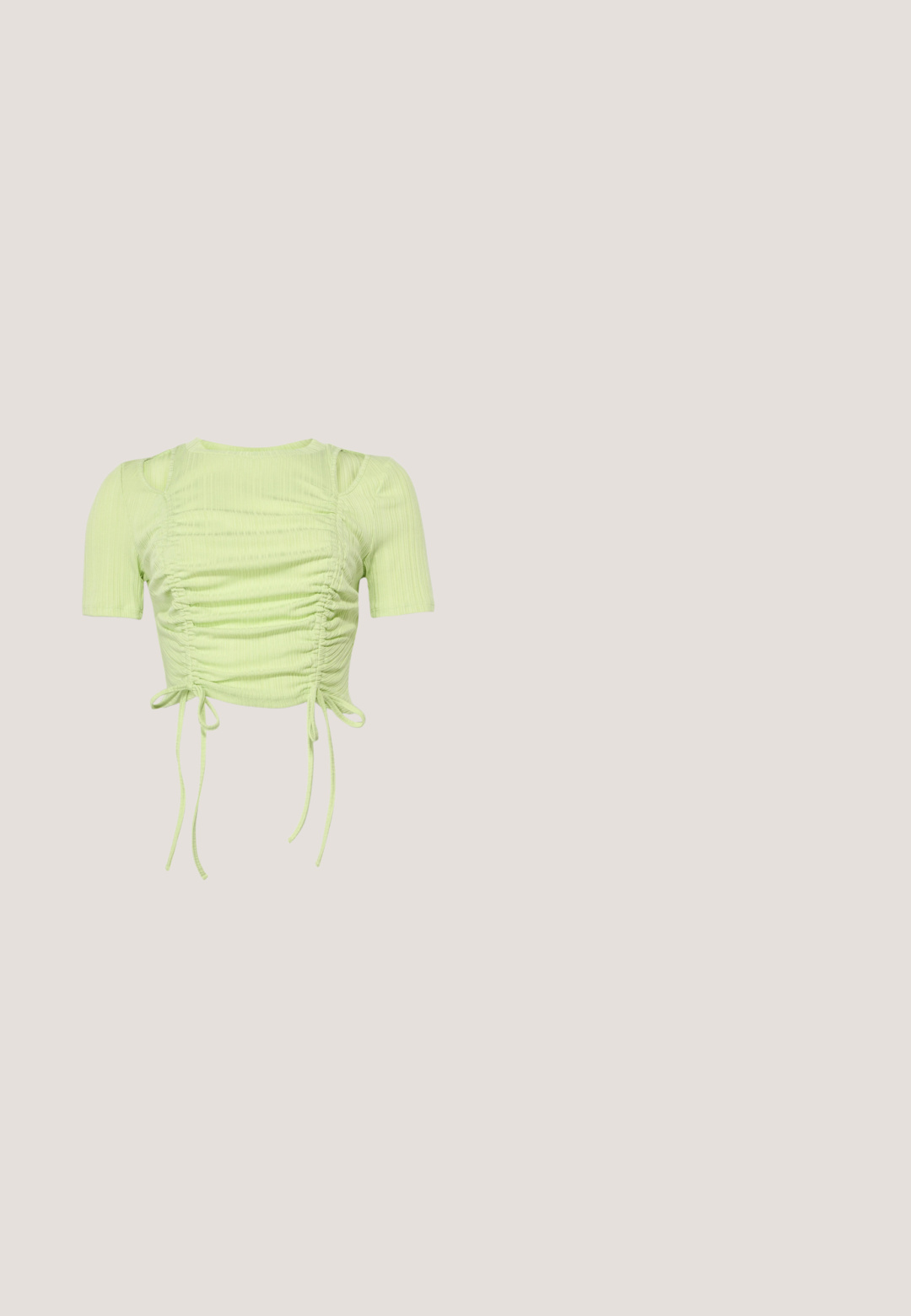Lichtgroene cropped top van ribbelstof, met geplooide details, korte mouwen en verstelbare zijkanten.; Lichtgroene pailletten minirok met een trekkoord in de taille, getoond op een effen witte achtergrond.; Zilveren hoge hak sandaal met een blokhak, open teen en enkelbandje. Gekenmerkt door een glanzende lakafwerking en een gevoerd voetbed.; Zwarte achtzijdige zonnebril met donkere lenzen, met een gedurfde kunststof frame en zilveren accenten op de tijdelijke steunen. Merknamen "Vogue" weergegeven.; Rechthoekige zilveren clutch gemaakt van textuur metaalachtig stof, met een haaksluiting en een afneembare kettingriem om te dragen.; Zilveren leren riem versierd met metalen studs in verschillende tinten, met een ronde metalen gesp met een tang en een gladde textuur.