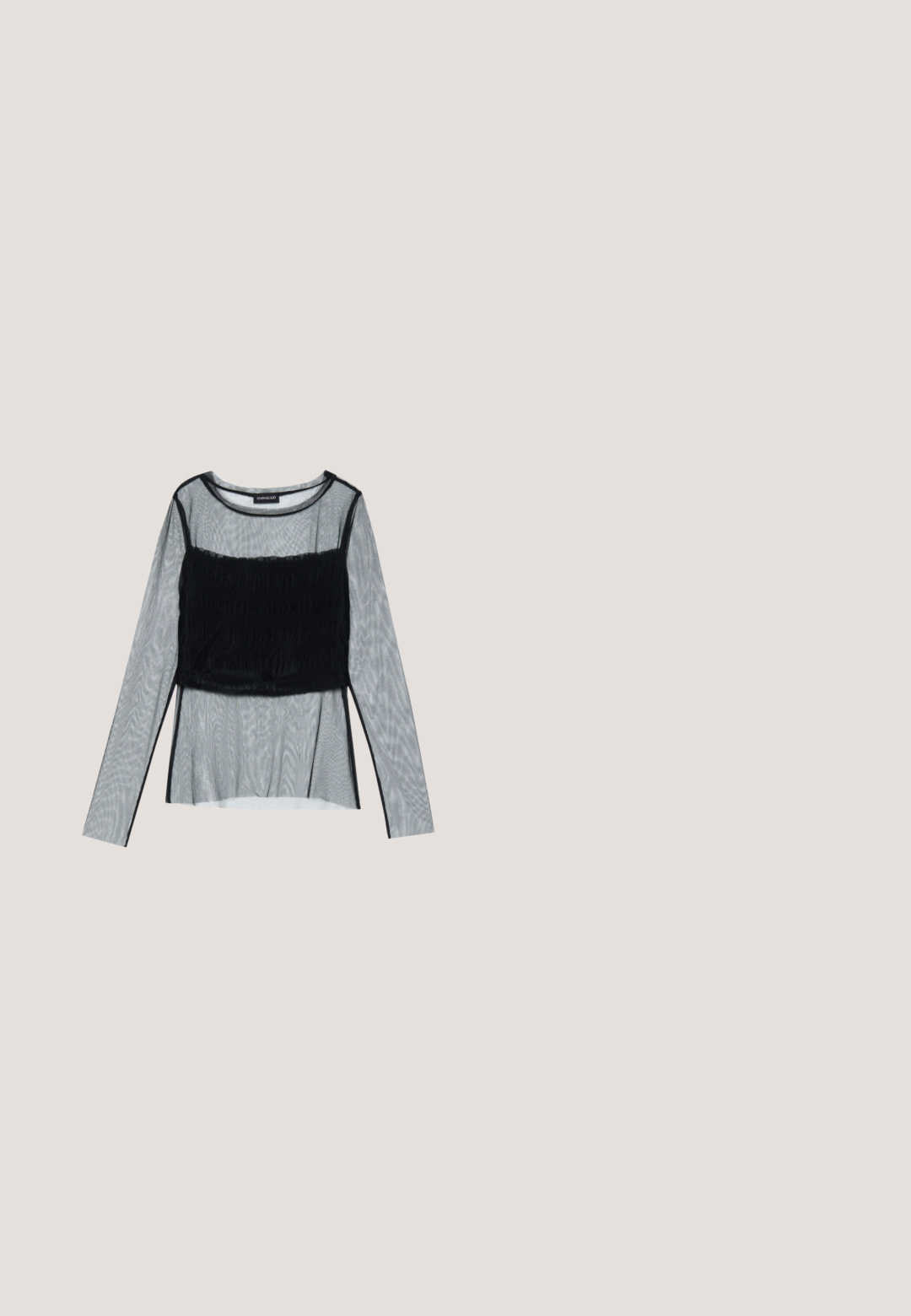 Zwarte mesh lange mouw top met een aansluitende geraffineerde bodice met een gestructureerde overlay, ronde halslijn en transparante mouwen.; Flared jeans in een zwart en beige zebra patroon, gemaakt van denim, met een vijf-vakken ontwerp en duidelijke stiksels.; Zwarte leren enkelboot met een dikke hoge hak, vetersluiting aan de voorkant, metalen oogjes en gele stiksels langs de zool. Getextureerde rubberen zool.; Zwarte rechthoekige bril met heldere glazen. Glanzende afwerking, smalle veren en paarse tint zichtbaar aan de randen van de glazen.; Gequilted denim handtas in donkergrijs met een gevlochten bovenhandgreep en zilveren kettingschouderband, met "DIESEL" metalen accenten.; Zilverkleurige metalen creolen oorbellen met een glad, licht gebogen oppervlak en sluitingen met haaksluiting op een effen witte achtergrond.