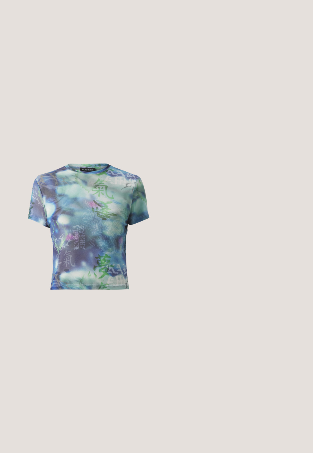 Even&Odd T-shirt print - multi-coloured; Zwarte flare-broeken gemaakt van een gladde stof, met een strakke taille, rechte benen en een uitlopende zoom. Geen opmerkelijke patronen of accenten.; Zwarte leren enkelboot met elastische zijpanelen, ronde neus, contrasterende gele stiksels en een robuuste rubberen zool.; Paarse plastic zonnebril met rechthoekige groene lenzen. Het montuur heeft een glanzende afwerking en gouden "Vogue" branding aan de zijkanten.; Rode gewatteerde draagtas met gewatteerde handgrepen en een klein wit label met zwart logo aan de voorkant.; Zilverkleurige armband met een hartvormige rode edelsteen in het midden, omringd door heldere rhinestones, en voorzien van een kettinguitbreiding en sluiting.
