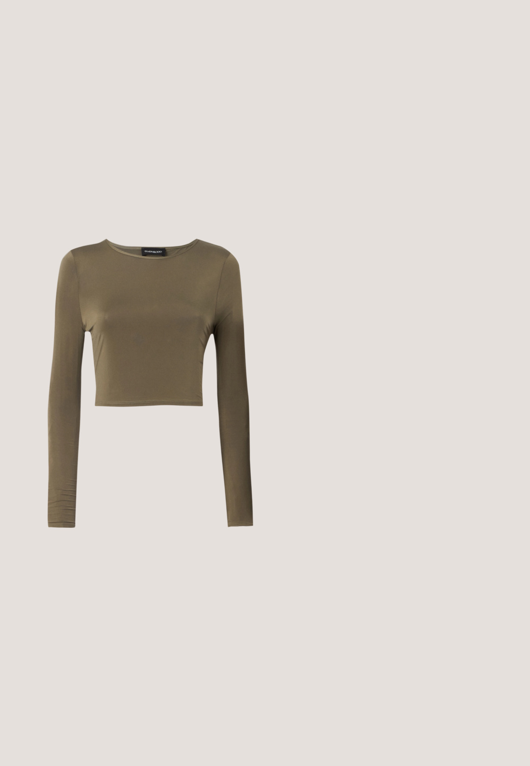 Haut court à manches longues olive en tissu lisse et extensible ; présente un col rond et une coupe ajustée avec des bords finis.; Pantalons cargo vert olive avec une taille haute, des jambes larges et deux grandes poches latérales. Fabriqués en tissu lisse avec une fermeture à bouton.; Baskets de sport blanches en matériaux mesh et synthétiques, design à lacets, col rembourré et semelle texturée pour l'adhérence. Construction légère.; Lunettes noires rectangulaires avec des verres transparents, présentant des bords arrondis et des accents sur les côtés, avec une finition brillante sur la monture et les branches.; Sac à épaule en cuir marron avec une forme courbée, présentant un détail de boucle proéminent, des coutures contrastantes et une seule bandoulière.; Boucles d'oreilles créoles en argent avec une finition lisse et brillante. Forme circulaire, dotée d'un fermoir sécurisé. Design simple et élégant.