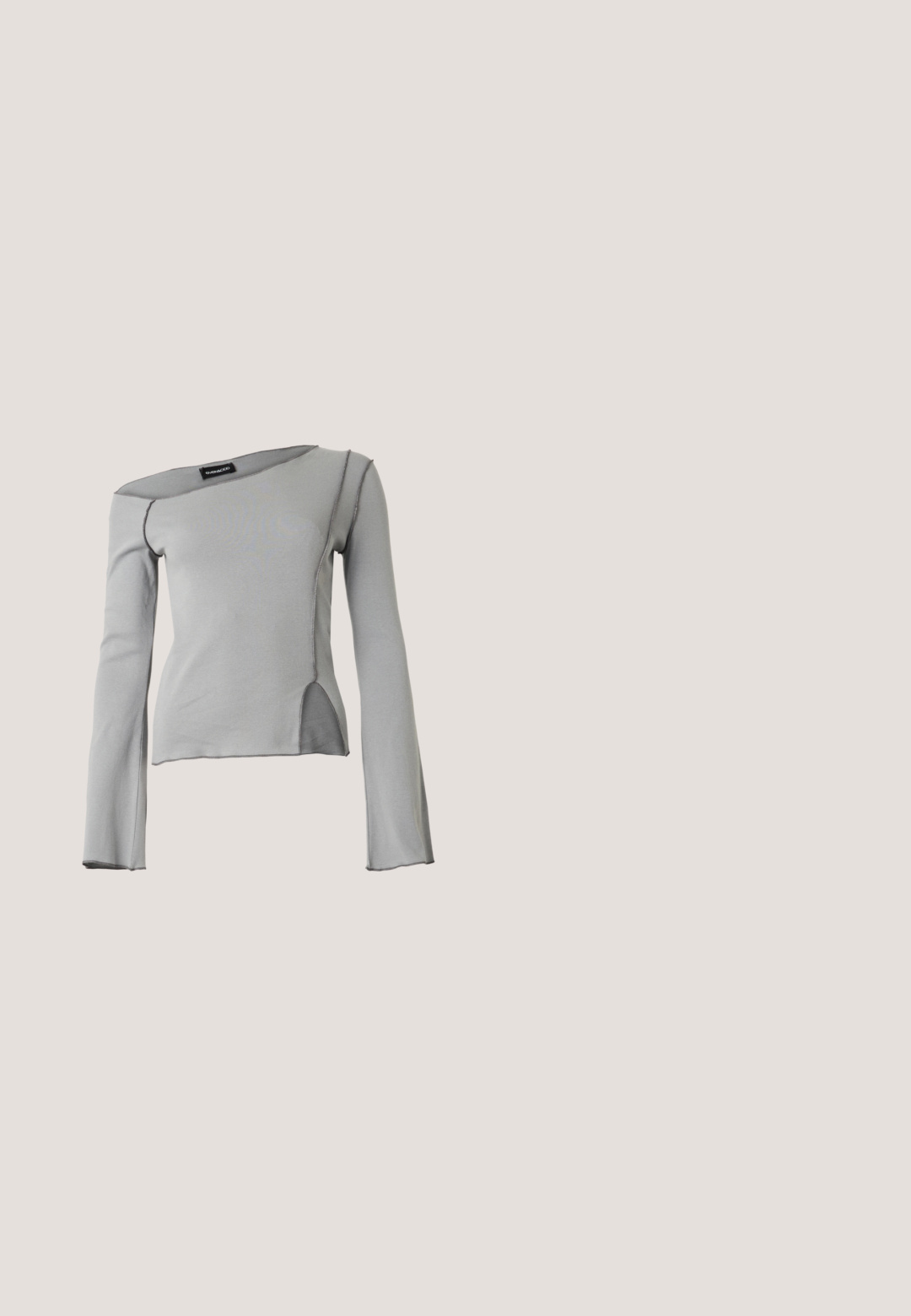 Haut à manches longues gris clair avec un col asymétrique, des coutures apparentes et une fente latérale à l'avant.; Jean en denim noir délavé à taille haute, fermeture double bouton, poches avant et jambes légèrement évasées.; Chaussure slingback en cuir verni noir avec bout pointu et petit talon bloc incliné sur fond clair uni.; Lunettes de soleil noires à forme œil de chat surdimensionnée. Montures en plastique lisse avec des verres foncés et de petits accents étoilés sur les côtés.; Sac en cuir noir de forme triangulaire, doté de pois métalliques argentés et d'une poignée texturée. Fini lisse dans l'ensemble.; Boucles d'oreilles argentées en forme d'étoile, avec une surface lisse et brillante. Chaque boucle d'oreille possède cinq pointes et des détails subtils de texture de surface.