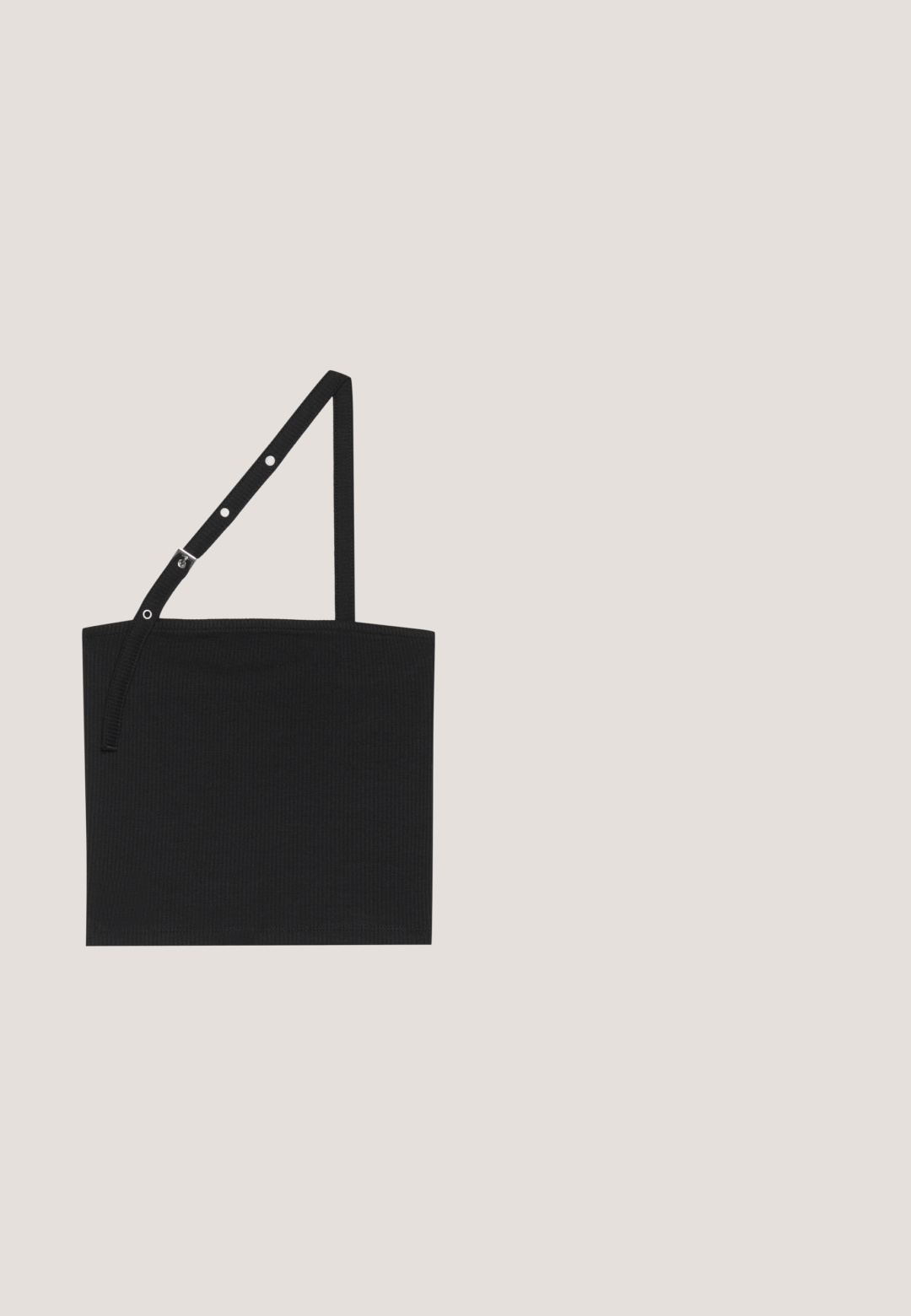Sort ribbet tanktop med en justerbar strop, der har metalhardware. Enkelt design med en lige halsudskæring og glat tekstur.; Sort satin nederdel med en bred taljeelastik, der har en voluminøs, bobleform. Glat tekstur uden synlige mønstre eller hardwaredetaljer.; Sort knæhøje støvler med en glat læderoverdel, elastiske sidepaneler og en tykk platformssål med en skridsikker bund.; Sorte rektangulære solbriller med mørkt tonede linser, tyk plastramme og brede stænger. Glat overflade og kantet design.; Sort polstret håndtaske med et rundt håndtag, der har en glat, skinnende overflade og en blød, kviltet tekstur. Ingen synlige hardware eller accenter.; Par skinnende sølvøreringe med tynde trådlåse, vist på en lys grå baggrund.