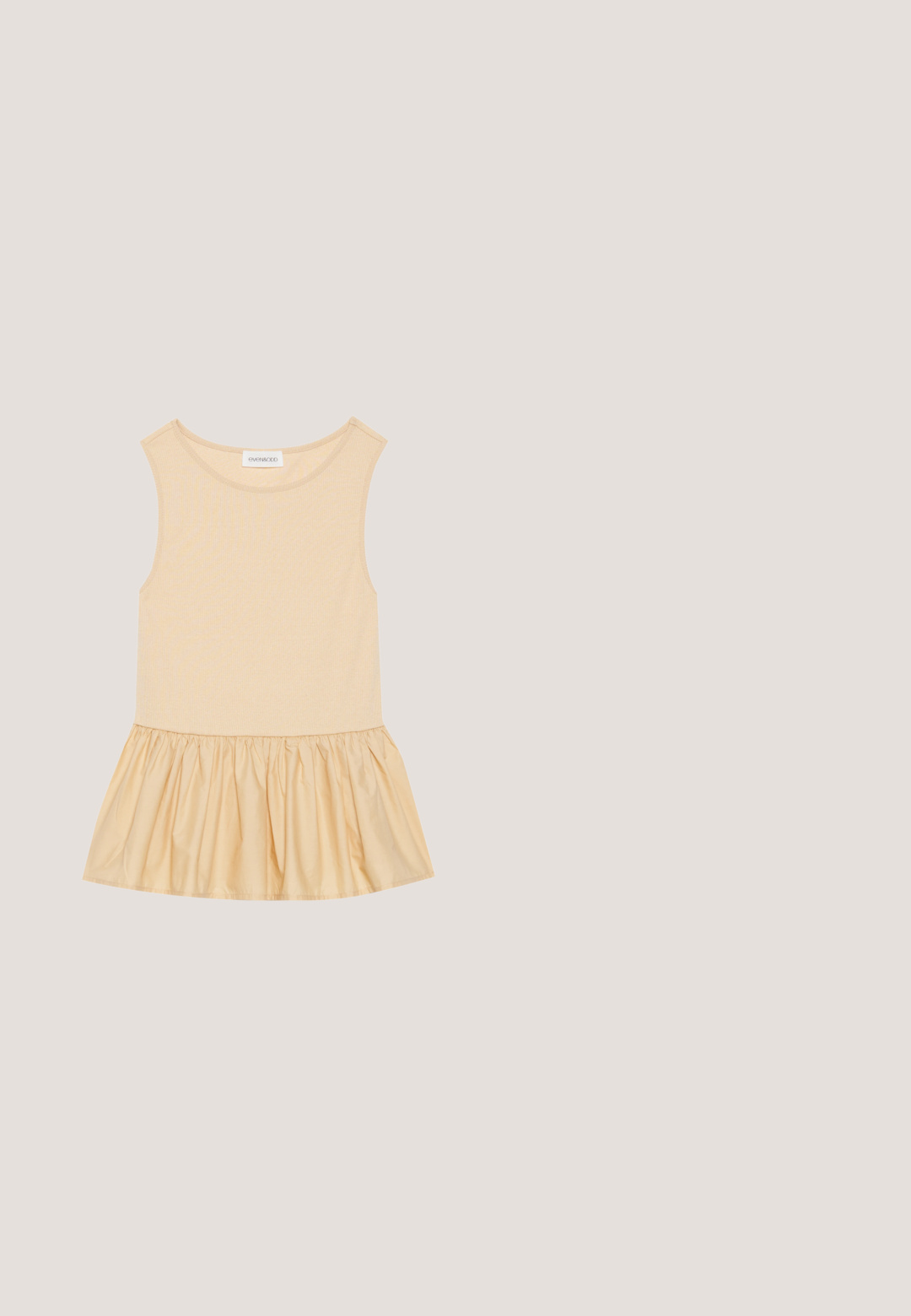 Ärmløs top med en tætsiddende ribbet overdel i lys beige og en flagrende, skinnende, samlet nederdel i en matchende nuance.; Beige shorts med en rynket elastisk talje og en bue detalje. Har to sidelommer og en glat, blød stoftekstur.; Beige højhælede sandaler med en tekstureret stofoverdel, bred tårem, ankelrem med justerbar spænde og en blokhæl.; Kremfarvede ovale solbriller med mørketonede linser og et lille gyldent logo på stellet, vist mod en ensartet lys baggrund.; Beige struktureret håndtaske med top håndtag, vævet frontpanel, blomster-tassel vedhæng og aftagelig skulderrem, mærket Anna Field.; Guld kæde halskæde med pink, grønne og hvide perler, to små gyldne blomstercharms og en juvelbesat guldsmed vedhæng.