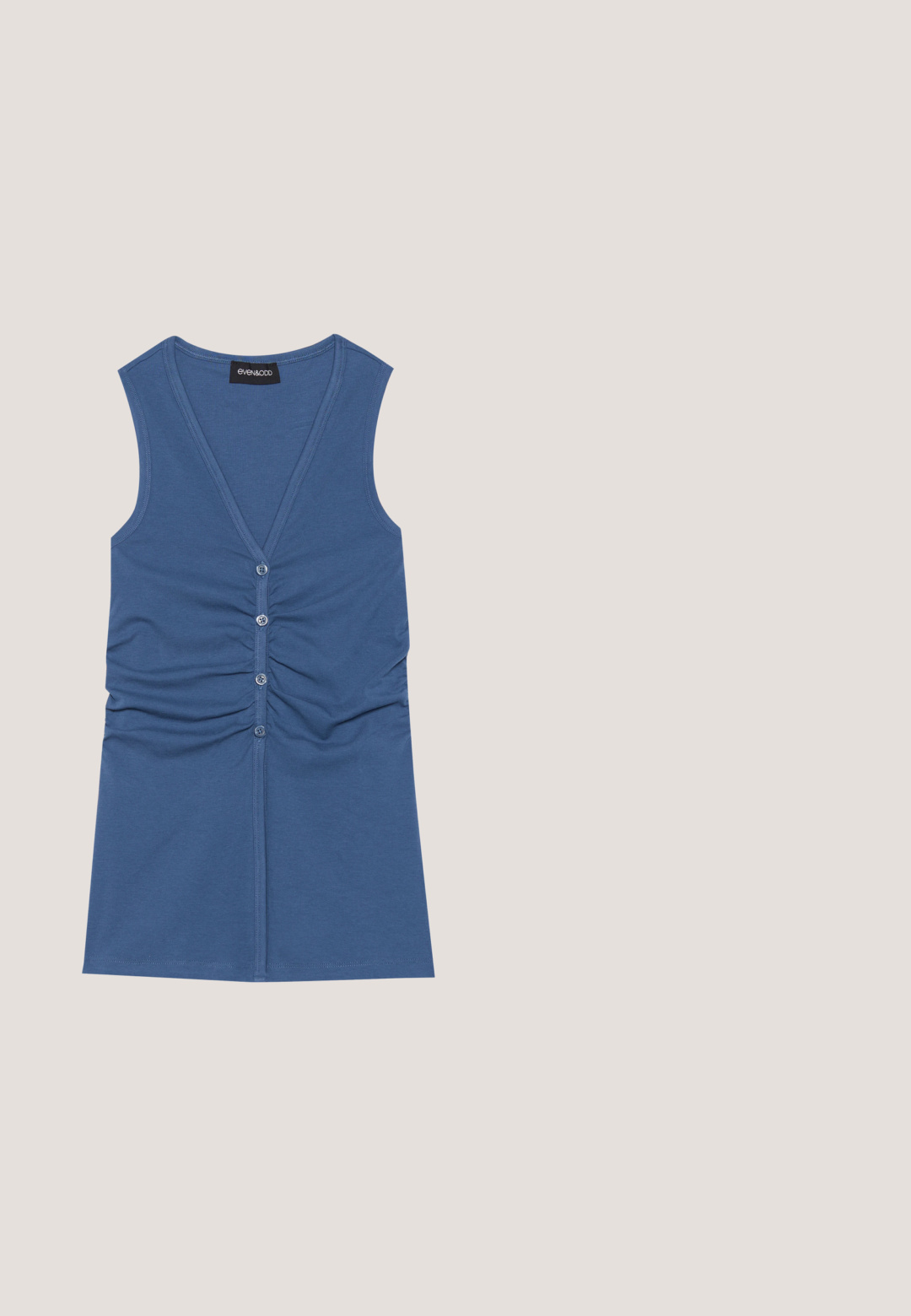 Top sin mangas azul hecho de un tejido suave, con un escote en V profundo, cierre de botones y detalles fruncidos en la parte delantera.; Pantalones de lino beige con un diseño de pierna recta, que presentan un cierre de botón y una corbata de tela en la cintura, ofreciendo una apariencia ligera y texturizada.; Sandalia negra de plataforma sin cordones con suela de cuerda tejida y detalles de tachuelas metálicas sobre un fondo de suelo con baldosas.; Gafas de sol ovaladas con montura carey, lentes tintadas en marrón y varillas delgadas apoyadas sobre una superficie blanca.; Bolso de hombro de ante marrón suave con una sola correa y herrajes de metal plateado sobre un fondo claro y liso.; Collar de doble capa con una fila de perlas y una cadena dorada con charms: bota roja, pájaro, herradura y colgante en forma de corazón.