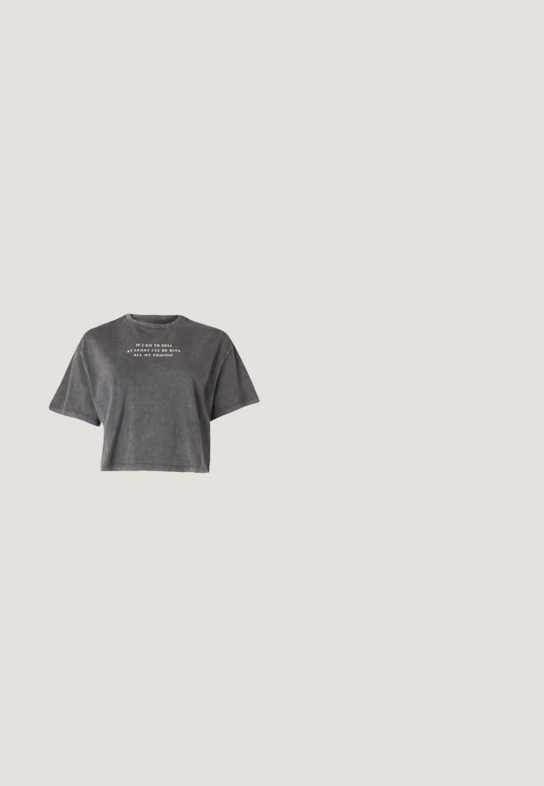 Even&Odd by Zalando T-shirts print - black; Højtaljede, vide jeans i lysegrå denim. Har et klassisk fem-lomme design, diskret fading og en metalknaplukning.; Sorte læder platform sandals med rund åben tå, lav blokhæl og glat tekstur. Minimalistisk design med elegante linjer.; Sorte cat-eye solbriller med mat finish, der har grå tonede linser, skarpe vinkler og slanke sidearme. Mærkenavnet er synligt på den indre arm.; Sort håndtaske med en buet form, blød tekstur og en kort stropp med en metalspænde. Minimalistisk design uden mønstre eller accenter.; Sølvøreringe i form af hoops med en glat, blank finish. Cirkulær form, der har en sikker lås. Simpelt og elegant design.