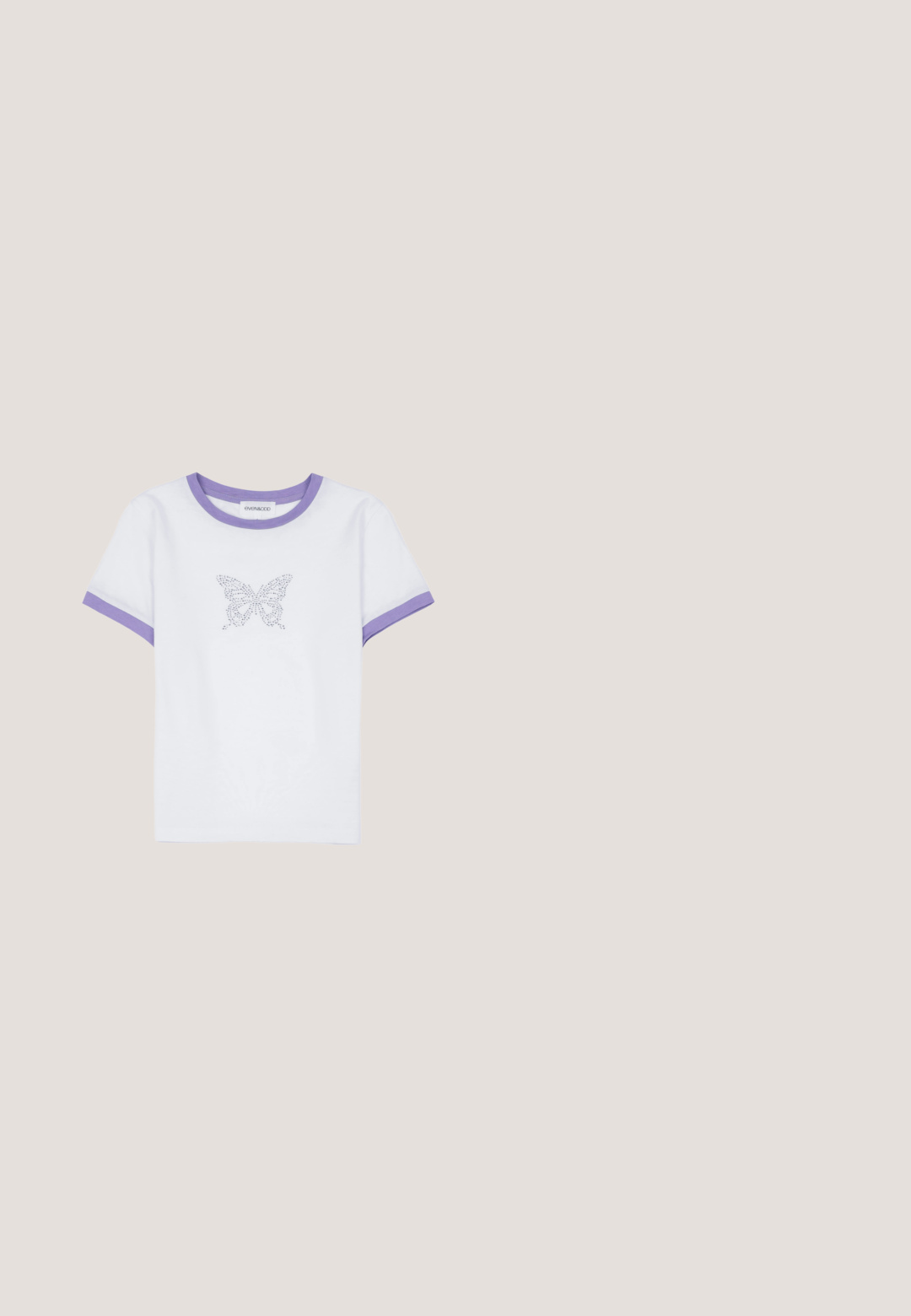 T-shirt en coton blanc à manches courtes, avec un col et des poignets en ribbed violet, arborant un motif de papillon en strass sur le devant.; Jean en denim bleu clair à coupe décontractée, avec une finition délavée, deux poches avant et une fermeture par bouton au niveau de la taille.; Baskets en cuir blanc avec une semelle épaisse, design à lacets et branding subtil. Présentent une texture lisse et un bout arrondi.; Lunettes de soleil ovales noires avec montures fines et petits points dorés près des charnières, avec verres légèrement teintés.; Sac bandoulière en cuir bleu clair avec une sangle réglable et une fermeture tourniquet argentée sur le rabat avant.; Collier en chaîne multibrins argenté avec un détail central en forme de nœud et une extension de fermoir réglable sur un fond clair uni.