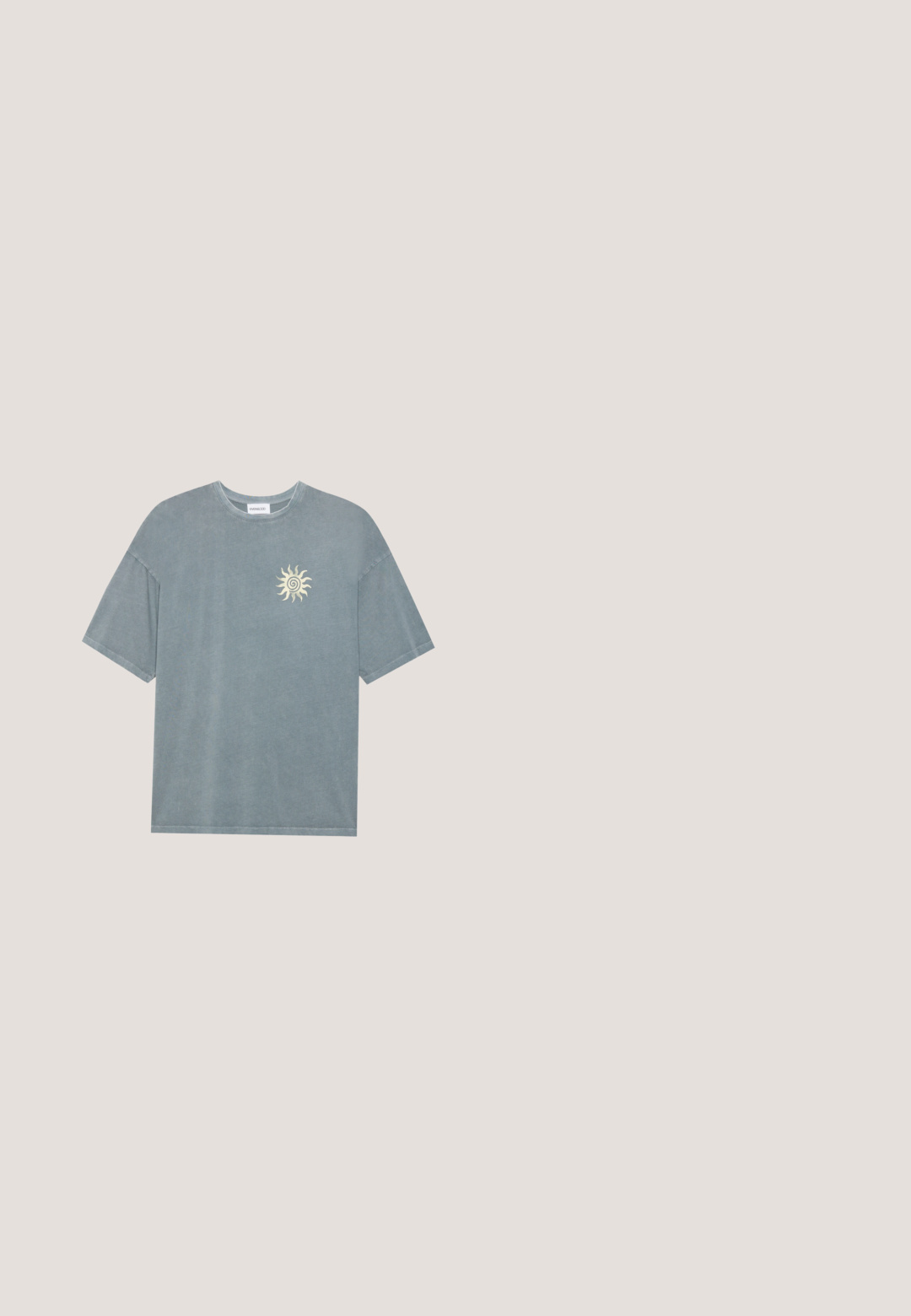 Camiseta oversize azul claro hecha de algodón suave, con un escote redondo y un gráfico de un sol amarillo en la parte izquierda del pecho.; Falda midi de mezclilla gris con silueta recta, dos bolsillos laterales y una abertura frontal para mayor facilidad de movimiento. Textura clásica de mezclilla.; Botas vaqueras de cuero negro con puntera puntiaguda, costuras visibles, detalles de tachuelas plateadas y cierre de cremallera en el lado interior.; Gafas de sol rectangulares negras con lentes oscuros, montura de plástico grueso y patillas anchas. Superficie lisa y diseño anguloso.; Bolso de hombro rectangular negro con una correa ajustable y un cierre de cremallera superior sobre un fondo liso.; Pendientes de aro de plata con un acabado suave y brillante. Forma circular, con un cierre seguro. Diseño sencillo y elegante.