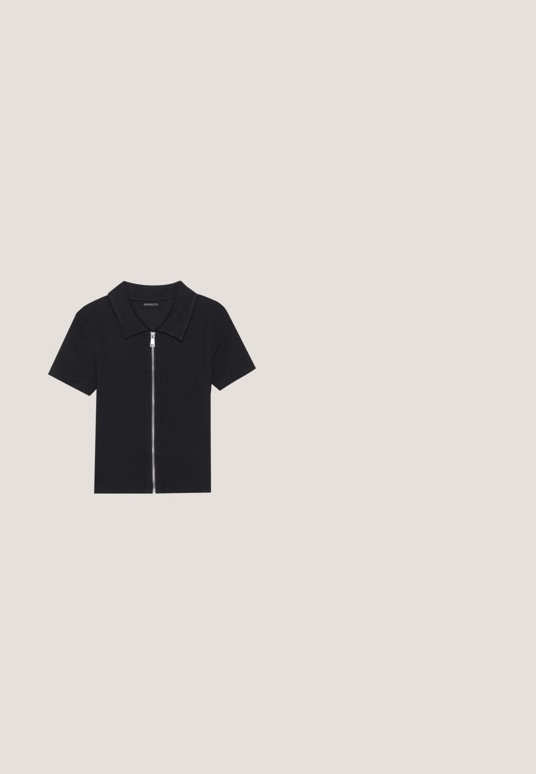 Schwarzes Poloshirt mit kurzen Ärmeln und geripptem Muster, ausgestattet mit einem Reißverschluss vorne und einem spitzen Kragen. Einfaches Design mit minimalen Akzenten.; Schwarze Schlaghosen mit kleinen weißen Punkten, ausgestattet mit einem hohen, breiten Bund und seitlichen Schlitzen an den Säumen.; Schwarzer Knöchelstiefel mit einem glatten, dehnbaren Stoffoberteil und einem niedrigen, gestapelten Absatz. Verfügt über eine spitze Zehenpartie und ein nahtloses Design.; Schwarze Sonnenbrille mit übergroßer Cat-Eye-Form. Glatte Kunststofffassung mit dunklen Gläsern und kleinen Sternakzenten an den Seiten.; Schwarze Lackleder-Umhängetasche mit geschwungener Form, silberner Kettenriemen, goldfarbenen Beschlägen und verstellbarem Schulterriemen.; Silberne Halskette mit elongated Kettengliedern und einem eleganten Bar-Pendant, das eine glatte Textur und polierte Oberfläche aufweist. Verstellbarer Verschluss.