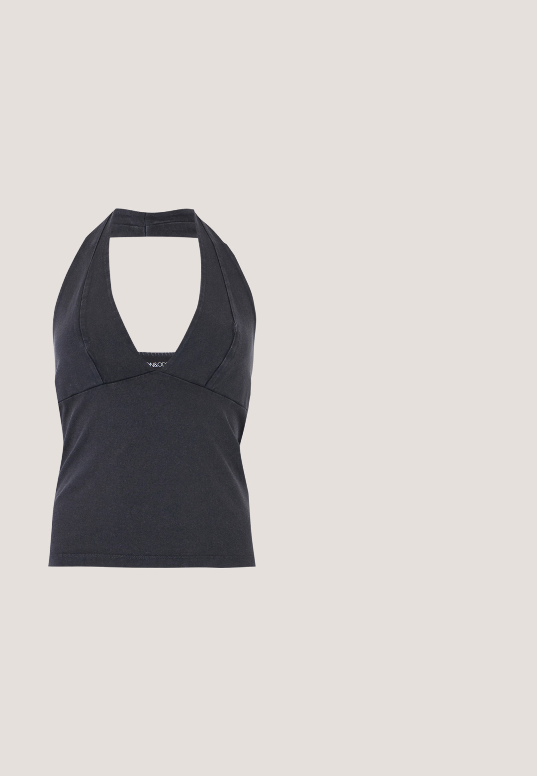 Top negro con cuello halter, escote en V profundo y cintura ajustada, sin mangas, sobre un fondo liso.; Wrangler LOW RISE COWBOY - Vaqueros rectos - haute haze; Zapatillas blancas con un diseño grueso, que presentan materiales de cuero y sintéticos, detalles texturizados, cordones y un logotipo destacado en dorado.; Gafas de sol negras con lentes grises, presentando un patrón enrejado de pequeños rhinestones metálicos a lo largo de las monturas. Acabado suave, diseño angular.; Bolso de hombro negro de nailon con una forma curvada, acento de cadena plateada, mini bolsa desmontable y correa ajustable; presenta el logo "Steve Madden".; Pendientes de aro de plata con un acabado suave y brillante. Forma circular, con un cierre seguro. Diseño sencillo y elegante.