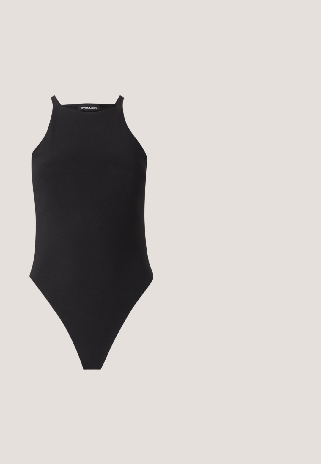 Zwarte mouwloze body met hoge hals en dunne schouderbandjes op een witte achtergrond.; Lichtblauwe spijkerbroek met een rechte snit, vijf zakken en een knoopsluiting. Heeft subtiele vervaging en oranje stikselaccenten.; Zwarte hoge sneakers met witte rubberen zolen en veters. Voorzien van een ronde logo patch en contrasterende witte stiksels. Gemaakt van canvas.; Zwarte, hoekige zonnebril met grijze lenzen; gemaakt van plastic, met dikke armen met een gladde oppervlakte en zonder zichtbare hardware.; Zilveren hoepel oorbellen met een minimalistisch ontwerp. Cirkelvormig, gladde textuur en dun profiel. Lichtgewicht met een gepolijste afwerking.; Zwarte leren riem met een grote zilveren metalen gesp met ingewikkelde details en decoratieve accenten aan beide uiteinden.