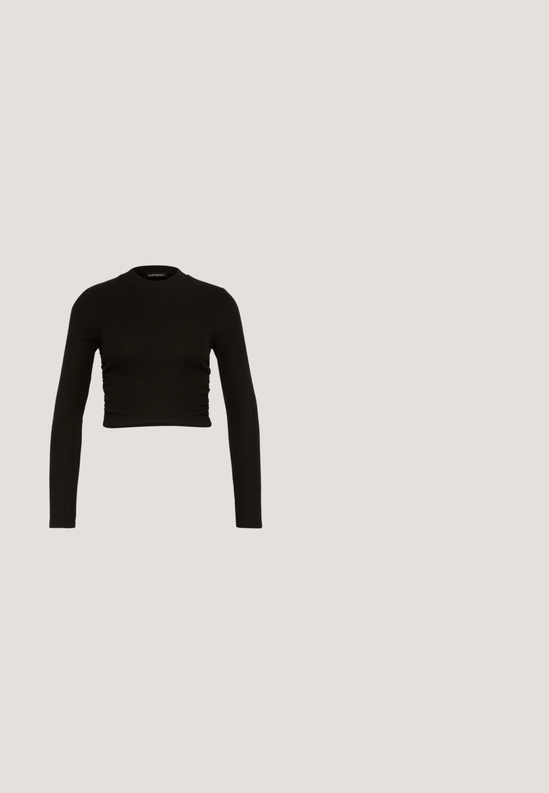 Čierny dlhý rukáv crop top vyrobený z rebrovaného materiálu, s vysokým golierom a zúženými detailmi po stranách pre priliehavý strih.; Čierne legíny s trojuholníkovými výrezmi ozdobenými čiernou čipkou po stranách, vyrobené z elastického materiálu s priliehavým strihom.; Čierna bežecká topánka Nike s sieťovinovou a syntetickou vrchnou časťou vznášajúca sa nad betónovým povrchom a schodíkmi v pozadí.; Čierne slnečné okuliare v štýle mačacích očí s matným povrchom, so šedými tónovanými sklami, ostrými hranami a elegantnými bokovými ramenami. Názov značky je viditeľný na vnútornom ramene.; Čierna nylonová taška cez rameno so zakriveným tvarom, strieborným reťazovým akcentom, odnímateľnou mini taškou a nastaviteľným popruhom; má logo "Steve Madden".; Strieborné kruhové náušnice s tenkým, hladkým dizajnom; predĺžený oválny tvar; lesklý povrch; majú bezpečné uzatváranie na háčik.