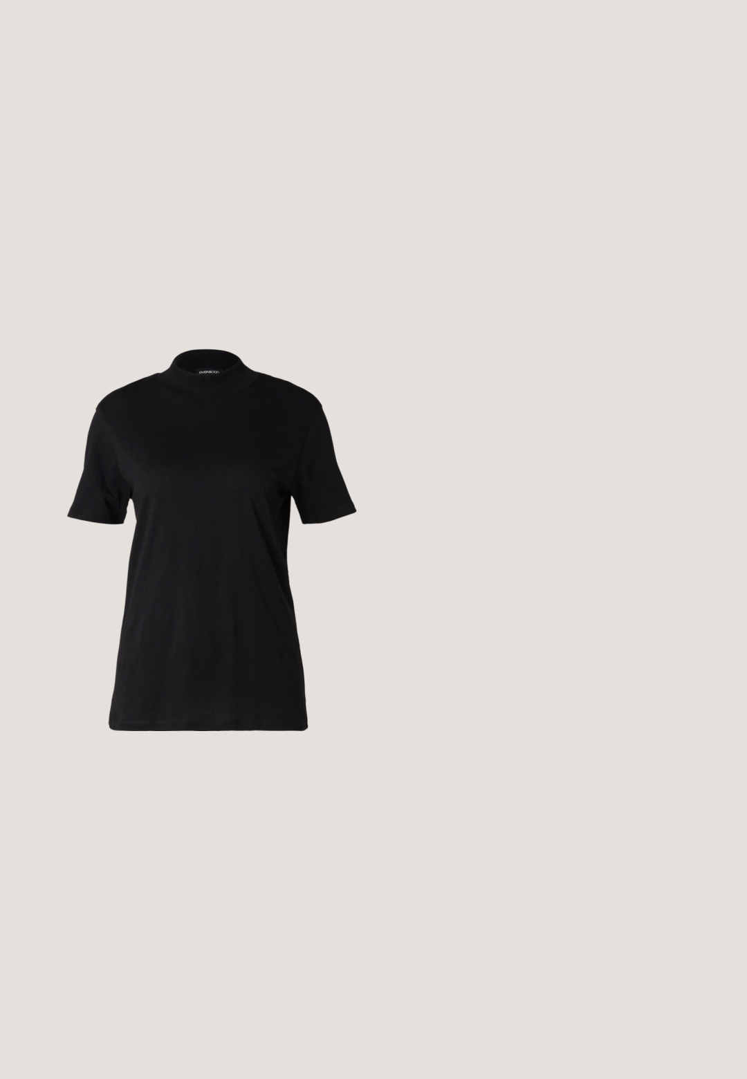 Zwart t-shirt met korte mouwen en een hoge hals, gemaakt van gladde katoenen stof. Eenvoudig ontwerp zonder zichtbare patronen of graphics.; Zwarte cargobroek met hoge taille, zijflapzakken, voorzakken, riemlussen, knoopsluiting en elastische boorden.; Witte Puma platform sneaker met zwarte streep en gouden logo, zwevend boven een betonnen bankje in een buitenomgeving.; Roze transparante zonnebril met ovale lenzen, donkerrode tint en slanke pootjes, met een gladde afwerking en subtiele details op het frame.; Zwarte stoffen schoudertas met een gedraaide handgreep, een afneembare schouderband en een ritssluiting aan de bovenkant. Gladde textuur en minimalistisch design.; Zilveren ringoorbellen met een gedraaide ontwerp, met een gestructureerd oppervlak en een veilige sluiting. Lichtgewicht en reflecterend met een vloeiende afwerking.