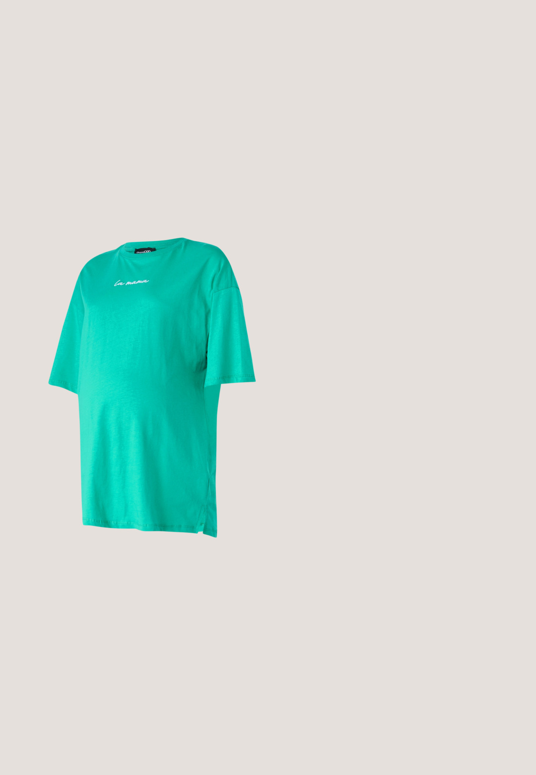 Türkises, übergroßes T-Shirt aus weicher Baumwolle mit kurzen Ärmeln, Rundhalsausschnitt, besticktem "la mama"-Detail und seitlichen Schlitzen für mehr Bewegungsfreiheit.; Umstandshosen mit einem schwarzen, dehnbaren Bund und hellblauem Denim. Gerades Bein Design mit klassischem Fünf-Taschen-Stil und ausgewaschenem Look.; Weißer Ledersneaker mit rundem Zehenbereich, glatter Textur und kontrastierenden Schnürsenkeln. Verfügt über Belüftungslöcher und eine dicke Gummisohle für Komfort.; Ein Paar rechteckige Sonnenbrillen mit lichtblauen, halbtransparenten Rahmen und dunkelgrauen Gläsern, ausgestattet mit geraden Bügeln und minimalen Hardware-Details.; Weiße Kunstleder-Handtasche mit einer strukturierten dreieckigen Form, einem verstellbaren Einzelgurt und einem Klappenverschluss mit geschwungenen Akzenten.; Silberne Creolen mit einem polierten Finish, die ein kreisförmiges Design und nahtlose Scharniere aufweisen und eine glatte Textur präsentieren.
