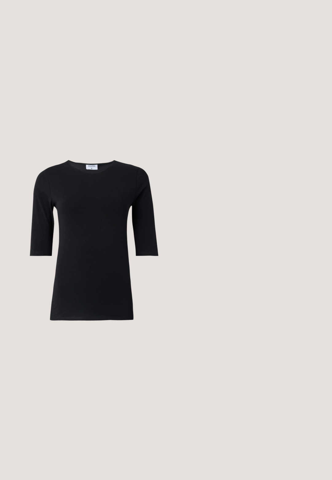 Haut noir à manches longues fabriqué en tissu doux et extensible. Dispose d'un col rond et d'une silhouette ajustée avec des manches de longueur intermédiaire.; Jean en denim bleu à jambes larges, taille haute, avec poches avant et fermeture à bouton. Le tissu a une texture lisse et un motif de couture classique.; Sandale plate noire avec fines lanières, une boucle pour les orteils et une boucle de cheville ajustable sur un fond gris clair.; Lunettes de soleil noires, surdimensionnées, avec une finition brillante, des verres dégradés et une forme rectangulaire arrondie ; logo sur le côté.; Sac bandoulière en daim bleu clair en forme de croissant avec une sangle ajustable et une petite pochette ronde zippée attachée.; Boucles d'oreilles en argent en forme de créoles avec une finition incurvée et brillante, et un design sans couture. Équipées d'une fermeture à charnière pour un port sécurisé.