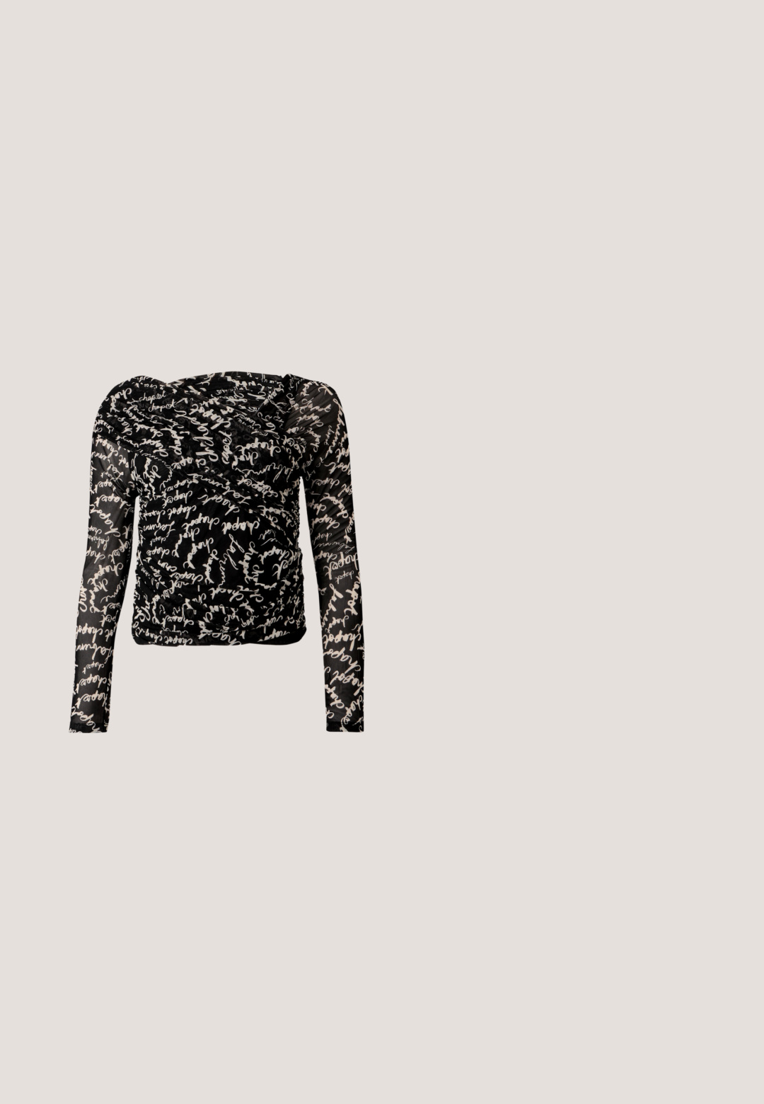 Sort langærmet top lavet af gennemsigtigt stof, med et rynket design og hvide håndskrevne tekstmønstre over det hele. Figurformet pasform.; Sorte læderblyantskirt med en tætsiddende design, glat tekstur og elastisk talje med detaljer på begge sider. Flad kant i bunden.; Sort ankelstøvle med spids tå, elegant design, blødt materiale og en diskret hæl. Har lynlås bagpå.; Sorte cat-eye solbriller med mat finish, der har grå tonede linser, skarpe vinkler og slanke sidearme. Mærkenavnet er synligt på den indre arm.; Sort læderhåndtaske med en triangular form, skrå klap og et rundt håndtag. Har en glat overflade og minimalistiske design detaljer.; Sølv hoops med en bølget, uregelmæssig tekstur. Har en tynd, cirkulær form og en reflekterende finish.