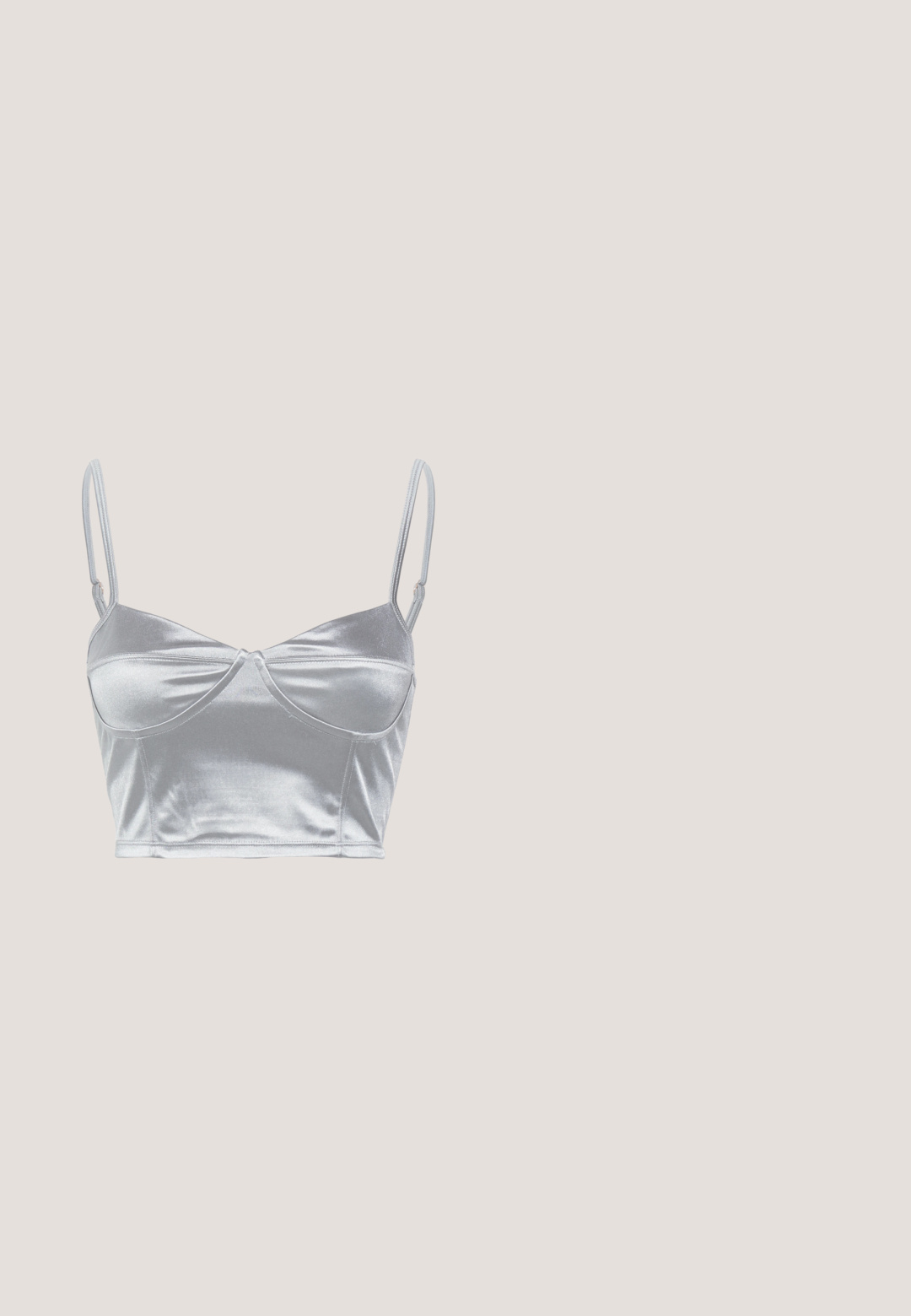Bralette de satén plateado con tirantes finos ajustables, escote corazón y diseño retorcido en el centro. Textura suave y brillante.; Jeans de mezclilla gris acampanados con una cintura ajustada, diseño de cinco bolsillos y ligero desvanecimiento. Cuentan con un cierre de botón y dobladillo cosido.; Sandalias de plataforma de cuero negro con diseño de puntera abierta, correa en el tobillo y un tacón cuadrado grueso. Textura suave y estilo minimalista.; Gafas de sol negras con diseño envolvente, lentes oscuros, acentos brillantes en forma de estrella y almohadillas nasales ajustables.; Bolso metálico plateado con detalle de cordones, que presenta un diseño elegante y una correa corta. El bolso está sostenido con las manos, mostrando su textura.; Pendientes colgantes de cristal con herrajes en tono plateado, que presentan un stud cuadrado y filas en cascada de cristales rectangulares y octogonales.
