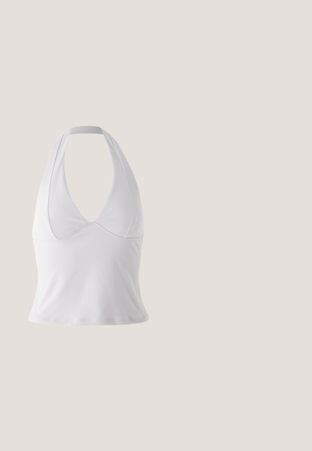 Weißes Neckholder-Top aus glattem Stoff, mit tiefem V-Ausschnitt und figurbetontem Schnitt, ohne zusätzliche Muster oder hardware.; Dunkelblaues Jerseykleid mit einem gerafften Saum, elastischem Bund und dekorativem besticktem Saum. Weicher, leichter Stoff.; Silberner Slingback-Pumps mit hohem Absatz und zwei Schnallen, liegend auf einer glänzenden, gesteppten silbernen Lederoberfläche.; Lila Kunststoffsonnenbrille mit rechteckigen grünen Linsen. Das Gestell hat ein glänzendes Finish und goldene "Vogue"-Markierung an den Seiten.; Silberne metallische Clutch-Tasche mit glatter Textur, Klappenverschluss und Kettenriemen. Verfügt über ein strukturiertes rechteckiges Design und gestickte Akzente.; Silberne Creolen mit einem Herz- und einem diamantförmigen Anhänger. Glatte Textur mit polierter Oberfläche.