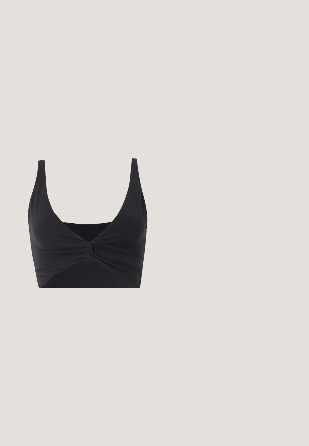 Top court noir avec larges bretelles et un détail de nœud torsadé au centre devant, présenté sur fond blanc.; Shorts noirs taille haute pour femme avec une large ceinture en tissu extensible, présentés sur un fond clair uni.; Chaussures noires à bride arrière avec un bout pointu, décorées de clous en argent, présentant un petit talon et un détail de bride à boucle.; Lunettes de soleil noires en forme de œil de chat avec des verres foncés, une monture en plastique brillant et des bords angulaires. Marque visible sur la branche gauche.; Sac en tissu gris foncé avec une anse courbée, texture douce et forme arrondie. Pas de matériel ou d'embellissements visibles.; Boucles d’oreilles créoles en métal argenté avec une surface lisse légèrement incurvée et des fermoirs à clapet sur un fond blanc uni.