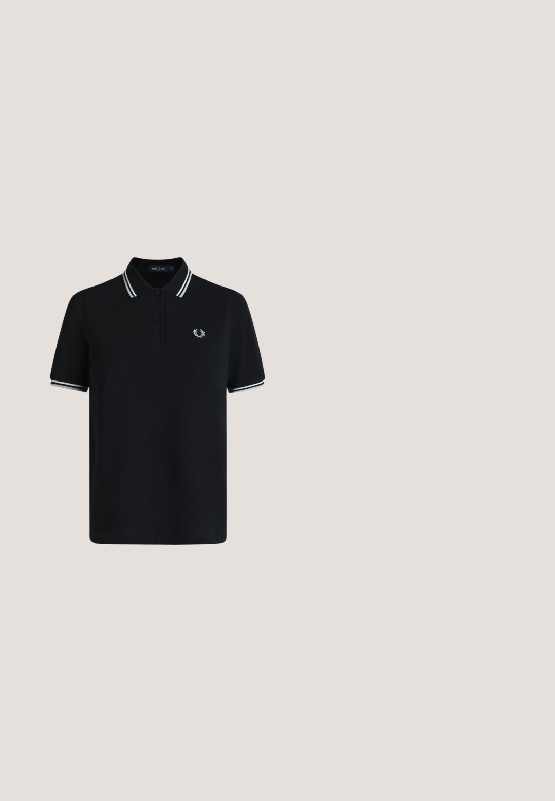 Polo noir à manches courtes avec double bandes blanches sur le col et les bords des manches, deux boutons, et petit logo blanc de laurier sur la poitrine.; Leggings noirs en tissu extensible, dotées d'un design simple avec une taille élastique et une couleur unie sans motifs ni accents.; Chaussure mule noire à talon haut avec bout ouvert et côtés découpés, présentée en extérieur sur des lattes en bois avec un feuillage vert flou en arrière-plan.; Lunettes de soleil noires en forme carrée avec des verres sombres, une monture en plastique épaisse et des tempes élégantes. Présente un marquage subtil sur le côté.; Sac bandoulière en cuir noir avec détails en chaîne dorée, sangle réglable, fermeture éclair et logo Michael Kors sur le devant.; Boucles d'oreilles pendantes géométriques dorées avec des clous circulaires et un design rectangulaire abstrait comportant un petit détail rond au centre, sur fond blanc.