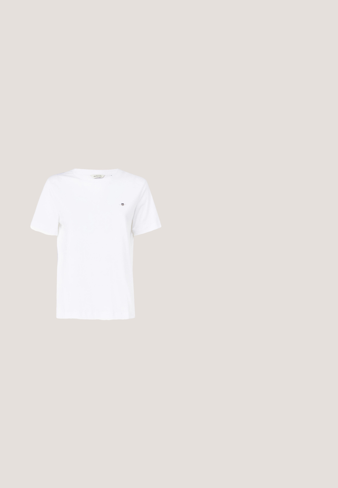 Weißes Baumwoll-T-Shirt mit kurzen Ärmeln, runder Ausschnitt und einem kleinen gestickten Logo auf der Brust. Glatte Textur und klassischer Schnitt.; Dunkelblaue weite Jeans aus Denimstoff mit hoher Taille, ausgestattet mit orangefarbenen Nähten, fünf Taschen und einem Knopfverschluss.; Schwarze Leder-Slip-on-Mule von Calvin Klein mit Blockabsatz, die auf Holzfliesen im Freien nahe einer grünen Pflanze und einer grauen Wand ruht.; Schwarze Sonnenbrille mit einem schlanken, kantigen Design, dunklen Gläsern und einem kontrastierenden silbernen Logo an der Seite. Glatte Kunststoffoberfläche.; Kleine, geschwungene Handtasche aus pinkem Leder mit glänzender Oberfläche, ausgestattet mit einem schwarzen Akzentgurt und einem großen schwarzen Verschluss. Crossbody-Design.; Silberne Metall-Hoops mit strukturiertem Design, ausgestattet mit einem kleinen Steckverschluss und Branding an einem Hoop. Abgerundete Form mit glänzender Oberfläche.