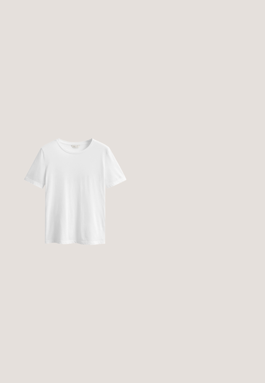 Effen witte korte mouw katoenen T-shirt met ronde hals en GANT-merklabel binnenin de kraag, afgebeeld op een witte achtergrond.; Denim maxi rok in medium blauw met een voorste split, hoge taille en klassiek vijf-pocket ontwerp. Geweldige contraststiksels en een ritsluiting.; Zwarte leren enkelboot met een spitse neus, een slanke silhoeet en een chunky vierkante hak. Gladde textuur met minimale stikdetails.; Zwarte leren handtas met een gladde textuur. Beschikt over een verstelbare schouderband en een strak, minimalistisch ontwerp met een ritssluiting.; Een paar middelgrote glanzende zilveren oorringen met dunne metalen sluitingen op een lichte neutrale achtergrond.; Zwarte leren riem met een zilveren ronde gesp, vlak ontwerp, taps toelopend uiteinde, gladde textuur en minimalistische stijl.