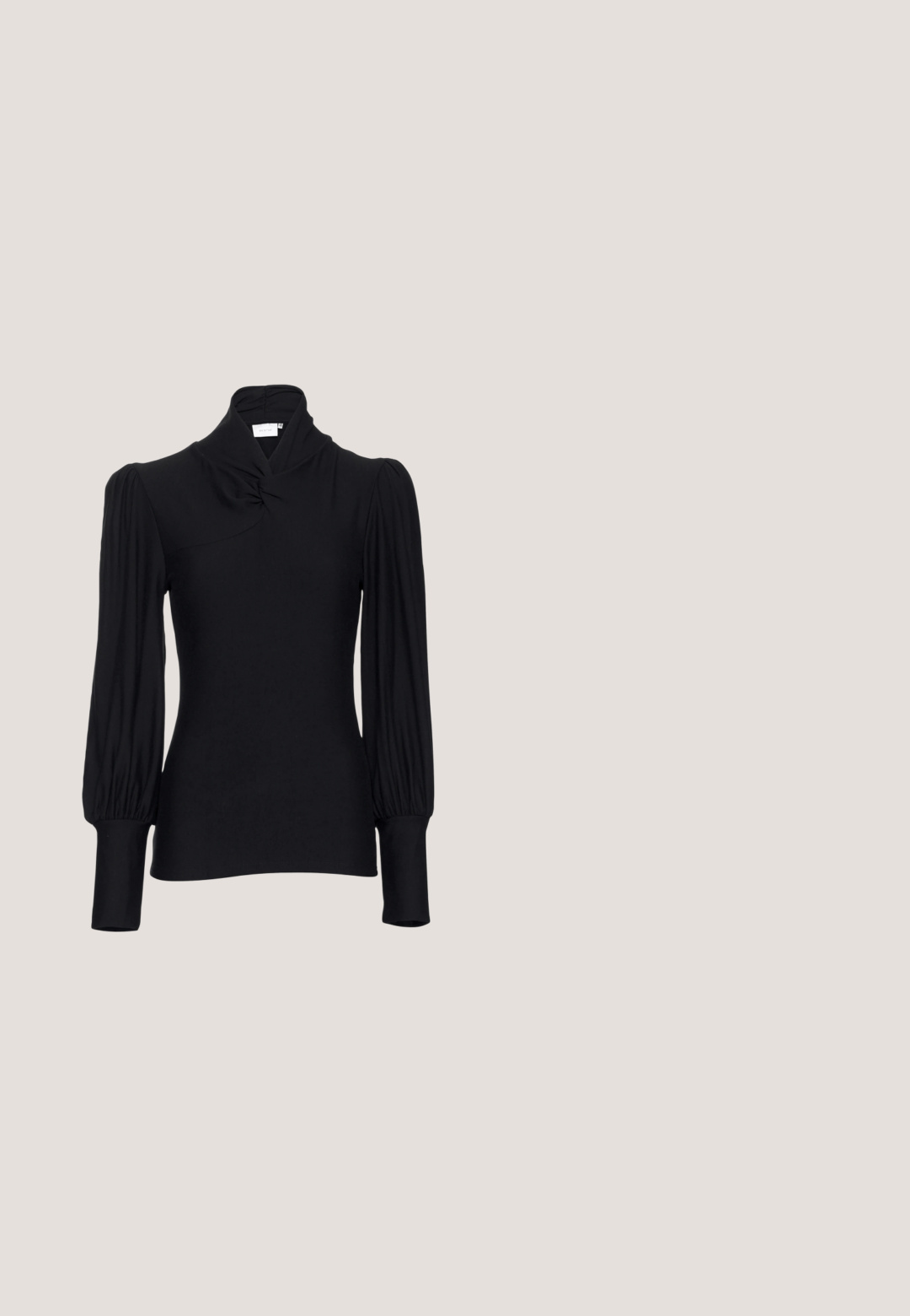 Top de manga larga negro con cuello alto, con hombros fruncidos y mangas ajustadas. Fabricado en un material suave y elástico.; Falda negra hasta la rodilla, hecha de un tejido suave y elástico. Cuenta con una cinturilla elástica y una silueta simple y recta sin bolsillos.; Sandalia de tacón alto negra con un diseño elegante, que cuenta con una correa en el tobillo, punta abierta y una textura de cuero suave.; Gafas de sol negras en forma de ojo de gato con lentes gris oscuro, marco de plástico elegante, esquinas puntiagudas y patillas rectas. Sin herrajes ni acentos visibles.; Bolso estructurado negro de cuero con un asa superior, correa de hombro desmontable y un detalle de tapa en la parte frontal. Acentos en dorado.; Pendientes de metal plateado que presentan dos círculos entrelazados, uno más grande y otro más pequeño, con un acabado cepillado y cierres de presión.