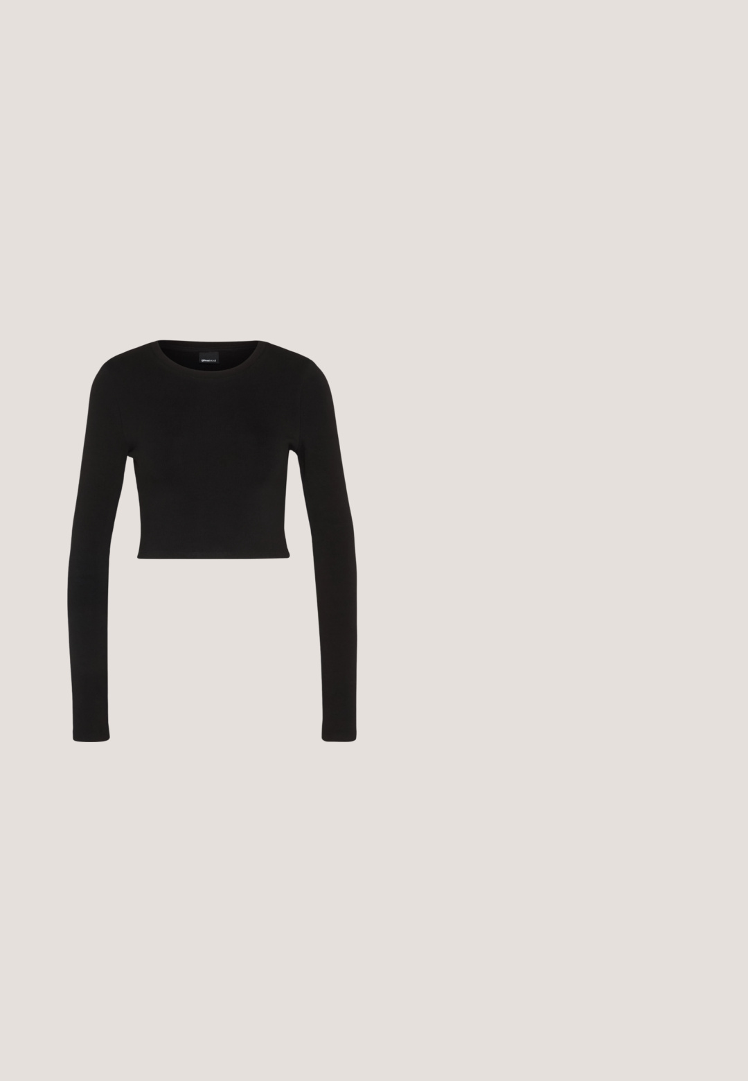 Gina Tricot LONGSLEEVE - T-shirt à manches longues - black; Pantalons cargo larges noirs en coton avec ceinture à nouer, dotés de deux poches latérales et d'une texture de tissu lisse.; Sabot en caoutchouc noir avec des rainures de ventilation, un talon surélevé et une sangle ajustable. Texture lisse et forme arrondie.; Lunettes de soleil noires avec un design enveloppant, verres teintés foncés, accents brillants en forme d'étoile et plaquettes de nez ajustables.; Sac à main noir avec texture matelassée, doté de quincaillerie en argent, d'une forme incurvée et d'une seule bandoulière réglable. Fermeture zippée sur le dessus.; Bague en argent poli avec une forme organique, présentant des courbes douces et une bande effilée. Aucun motif ou accent visible.
