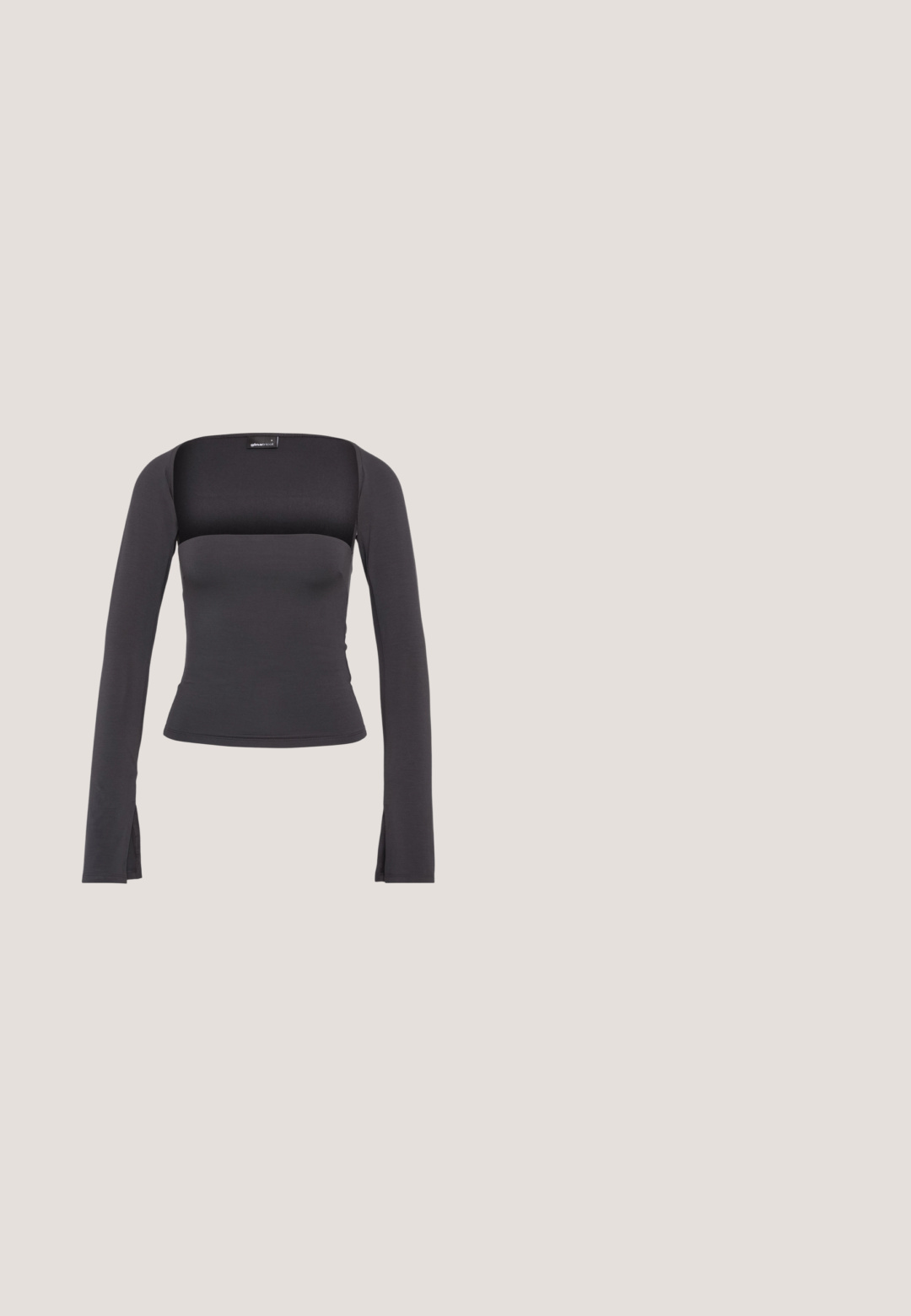Schwarzes Langarmoberteil mit quadratischem Ausschnitt, figurbetontem Schnitt und seitlichen Schlitzen am Saum. Hergestellt aus einem glatten, dehnbaren Stoff.; Schwarzer Minirock aus weichem, elastischem Material mit einem dezenten Schimmer. Verfügt über Raffung und einen Kordelzug auf einer Seite.; Schwarze kniehoge Stiefel aus glattem Kunstleder mit einer robusten Sohle, seitlichem Reißverschluss und einem runden Zehendesign.; Schwarze, eckige Sonnenbrille mit grauen Gläsern; aus Kunststoff gefertigt, mit dicken Bügeln, die eine glatte Oberfläche und keine sichtbaren Beschläge haben.; Schwarz-silberne Handtasche mit einer strukturierten Oberfläche, die ein Diamantmuster aufweist, einem geknoteten Griff und einer strukturierten Form.; Silberne Creolen zeichnen sich durch ein glattes, rundes Design mit einem schlanken Profil und einem sicheren Verschluss aus. Minimalistischer Stil mit glänzender Oberfläche.