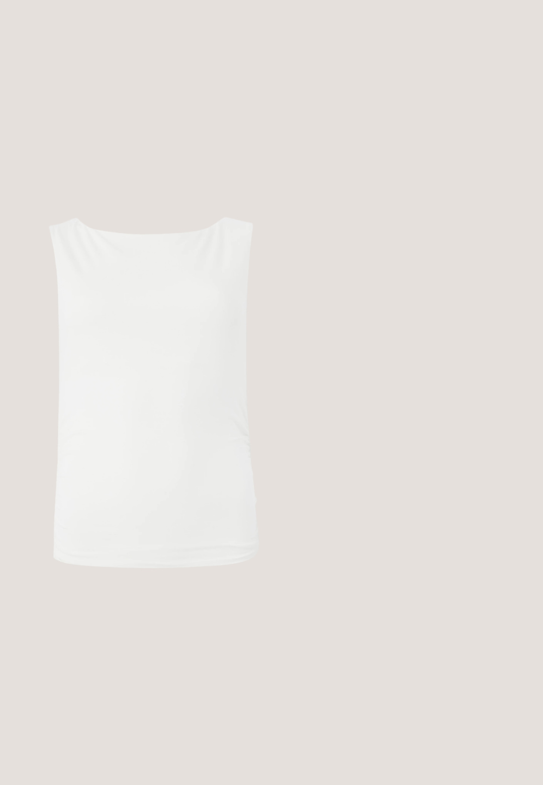 Top sin mangas blanco hecho de una tela suave, con un corte holgado y un escote redondeado. Sin patrones ni adornos.; Sofie Schnoor TROUSERS - Pantalones cargo - black; Mule de piel negra con punta abierta y tacón ancho, posicionado sobre asfalto cerca de una superficie de baldosas.; Gafas de sol negras y angulares con lentes grises; fabricadas en plástico, con varillas gruesas de superficie suave y sin herrajes visibles.; Bolso negro de forma redondeada, hecho de material liso. Presenta un asa trenzada y un cierre de cremallera para un almacenamiento seguro.; Pendientes de aro plateados con textura ondulada e irregular. Presentan una forma circular delgada y un acabado reflectante.