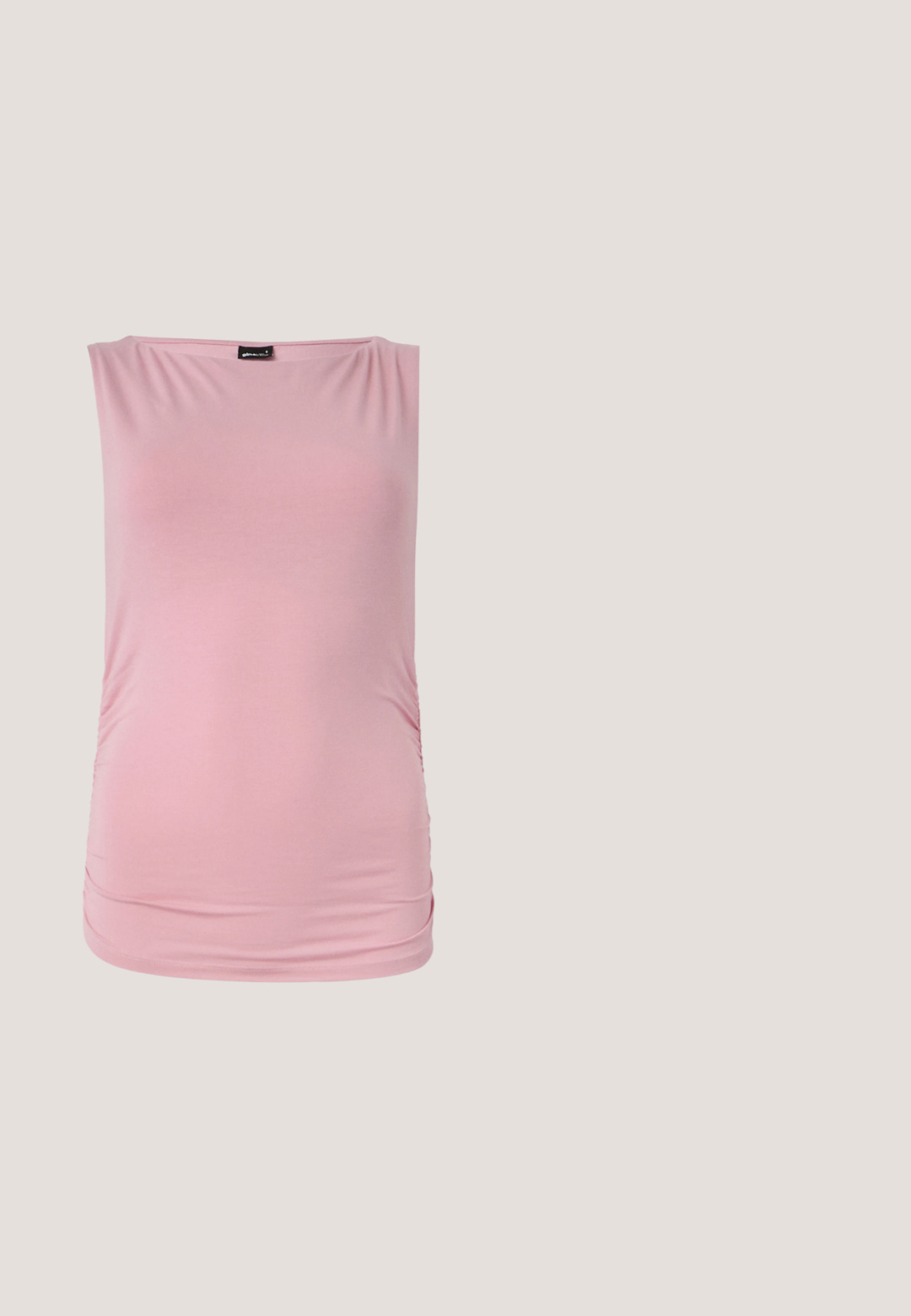 Top sin mangas rosa hecho de un material suave y elástico. Presenta un escote en forma de barco y lados fruncidos para una silueta ajustada.; Pantalones de talle alto color rosa claro, confeccionados a medida, con trabillas para cinturón y corte recto ajustado, sobre un fondo liso.; Chanclas de color rosa claro con un detalle texturizado de flor en la tira y un tacón pequeño. Material suave y diseño abierto.; Gafas de sol rectangulares con montura translúcida rosa y lentes marrones, colocadas sobre una superficie blanca.; Pequeño bolso rectangular de tweed rosa con una correa a juego, cierre con solapa de cuero y detalle de cadena dorada sobre un fondo claro.; Collar de perlas y pulsera a juego con cierres de oro y un charm redondo de oro decorado con pequeños cristales sobre un fondo blanco.