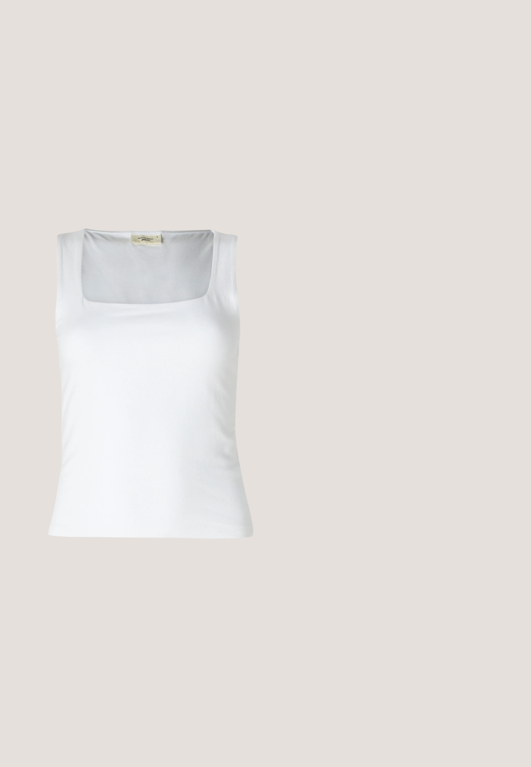 Débardeur blanc à encolure carrée fabriqué en tissu lisse. Présente des bretelles larges et une silhouette ajustée. Aucune motif ou ornement visible.; Jupe en denim blanc avec des broderies florales et paisley sur les panneaux latéraux, dotée d'une fermeture à boutons et de passants de ceinture. Design classique à cinq poches.; Sabots beiges en matériau léger avec des trous de ventilation, une bande arrière et une semelle structurée pour une meilleure adhérence.; Lunettes de soleil noires en forme d'œil de chat avec une finition mate, dotées de verres teintés gris, d'angles aigus et de branches élégantes. Nom de la marque visible sur la branche intérieure.; Sac vert rembourré avec une texture douce, de forme rectangulaire, à une bandoulière, et fermeture à glissière dorée. Présente un motif matelassé.; Boucles d'oreilles créoles argentées au design lisse et incurvé avec une finition polie. Elles disposent d'une fermeture sécurisée et d'une forme solide et épaisse.