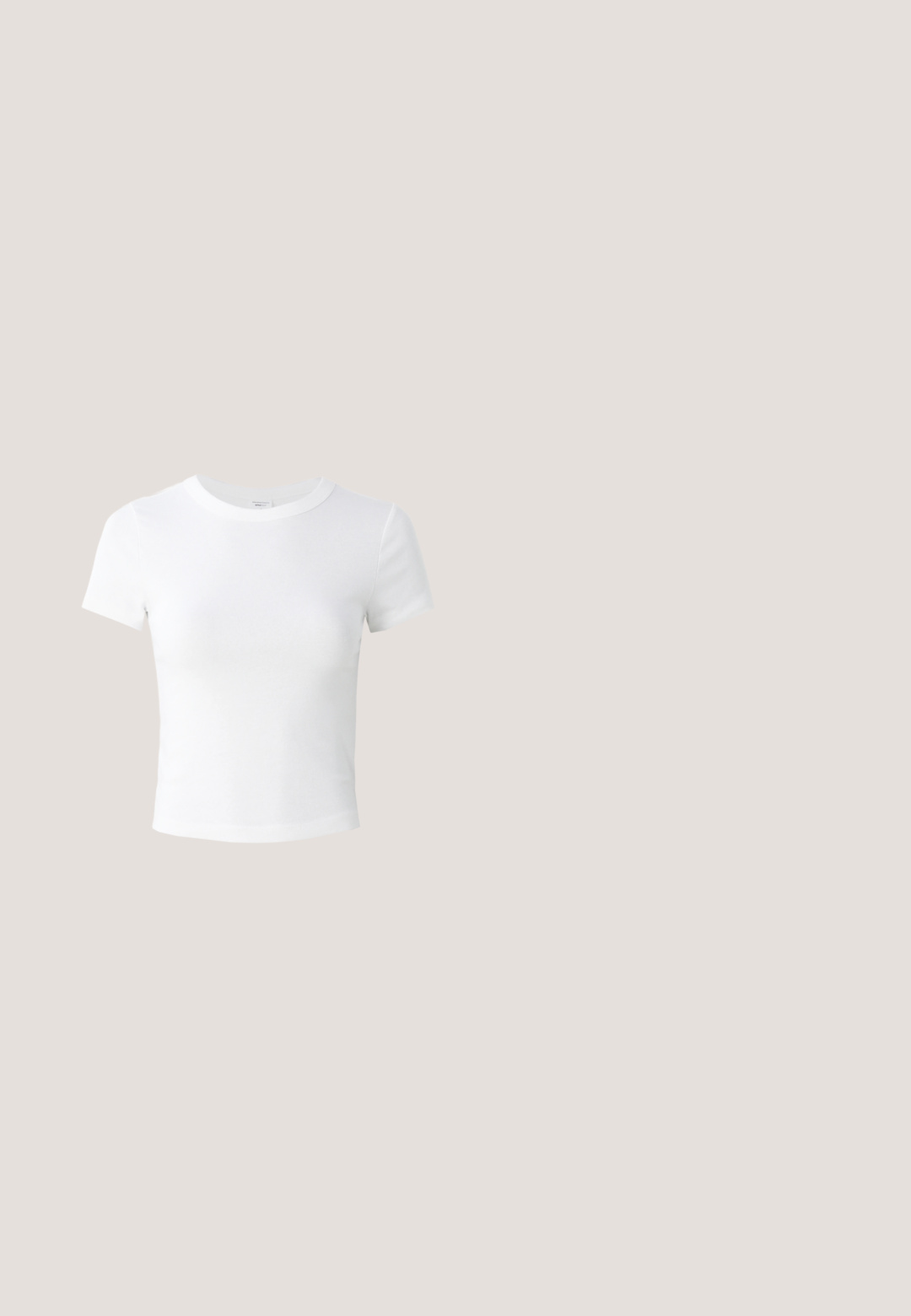 Effen witte cropped t-shirt met korte mouwen en ronde hals, weergegeven op een neutrale lichte achtergrond.; Witte rok van gestructureerde stof met ruches en een gerimpelde zoom. Heeft een uitlopende ontwerp met een aansluitende taille.; Zwarte flip-flop sandalen met gestructureerde banden en een platte rubberen zool. De banden hebben een lichte glinsterende uitstraling.; Heldere plastic vierkante monturen met doorzichtige glazen, gekenmerkt door gouden accenten op de slapen voor extra detail.; Zwarte leren handtas met een gebogen vorm, versierd met zilveren studs, voorzien van een ritssluiting en een enkele verstelbare schouderband.; Zilveren oorbellen in de vorm van een gladde, glanzende ring. Circulaire vorm, voorzien van een veilige sluiting. Eenvoudig en elegant ontwerp.