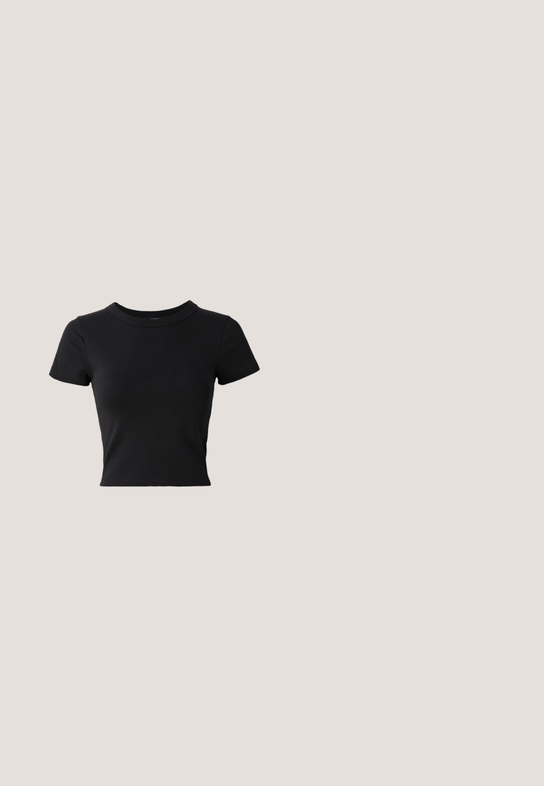 T-shirt noire courte en coton solide, à manches courtes et col rond, avec un design lisse et simple.; Jean skinny en denim gris avec une coupe ajustée, style cinq poches et une fermeture à bouton métallique unique au niveau de la taille.; Sandale noire à semelle plate avec une large sangle, boucle ajustable et texture mate lisse. Design simple sans motifs supplémentaires.; Lunettes de soleil noires en forme d'œil de chat avec une finition mate, dotées de verres teintés gris, d'angles aigus et de branches élégantes. Nom de la marque visible sur la branche intérieure.; Sac à main en tissu crème avec des pois noirs et une seule bandoulière, présenté sur un fond blanc uni.; Ceinture en cuir noir ornée d'étoiles en forme d'étoile, avec une boucle en métal argenté et une texture lisse. Conçue avec des trous décoratifs le long de la sangle.