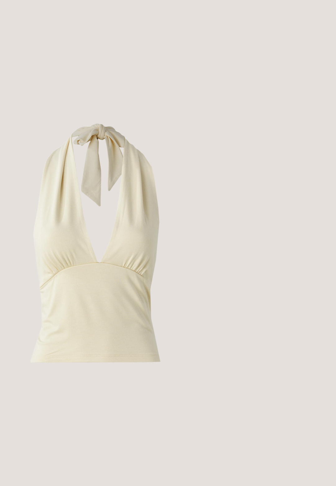 Vaalean beige halterneck-yläosa, jossa on syvä V-pääntie, rypytystä rintamuksessa ja solmittava kaulaosa. Valmistettu pehmeästä, joustavasta kankaasta.; Ruskea kerroksellinen minihame, jossa on joustava vyötärönauha ja pitsireunaiset röyhelöt yksinkertaisella vaalealla taustalla.; Korkokenkä, jossa on leopardi-kuvio, terävä kärki ja kapeat nilkkahihnat, sisältäen mustan hihan ja hienovaraiset kultaiset yksityiskohdat.; Pyöreät, ruskehtavat aurinkolasit, joissa on kiiltävä burgundinpunainen runko. Kapeat sivut, joissa on hienovarainen brändäys. Litteät linssit.; Kultainen metallinen käsilaukku, jossa on sileä ja kiiltävä pinta. Varustettu solmittavalla kahvalla ja pyöreällä, pehmeällä muodolla. Vetoketjukiinnitys ylhäällä.; Kultakaulakoru, jossa on yhdeksän sydämen muotoista riipusta ja monimutkaisia filigraanisomisteita yksinkertaisella vaalealla taustalla.
