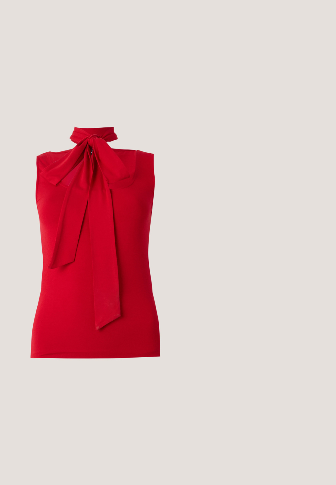 Top sin mangas rojo con cuello alto y detalle de lazo. Tela suave con un diseño entallado, sin patrones ni herrajes visibles.; Pantalones de pierna ancha y talle alto en denim blanco. Presentan un frente limpio con cierre de botón oculto y costuras sutiles para dar estructura.; Zapato marrón de satén con tira trasera, tacón bajo de estilo kitten, puntera en punta y hebilla ajustable en la correa del tobillo sobre fondo blanco.; Gafas de sol rectangulares con montura carey, lentes marrón oscuro y un fino detalle dorado en el puente, descansando sobre una superficie blanca lisa.; Bolso de mano de cuero marrón medio con paneles laterales de ante, asa superior, cierre con solapa y broche dorado, y correa de hombro desmontable sobre un fondo neutro.; Collar de oro con una cadena retorcida y múltiples colgantes de charms, incluyendo diseños intrincados y pequeños acentos decorativos.