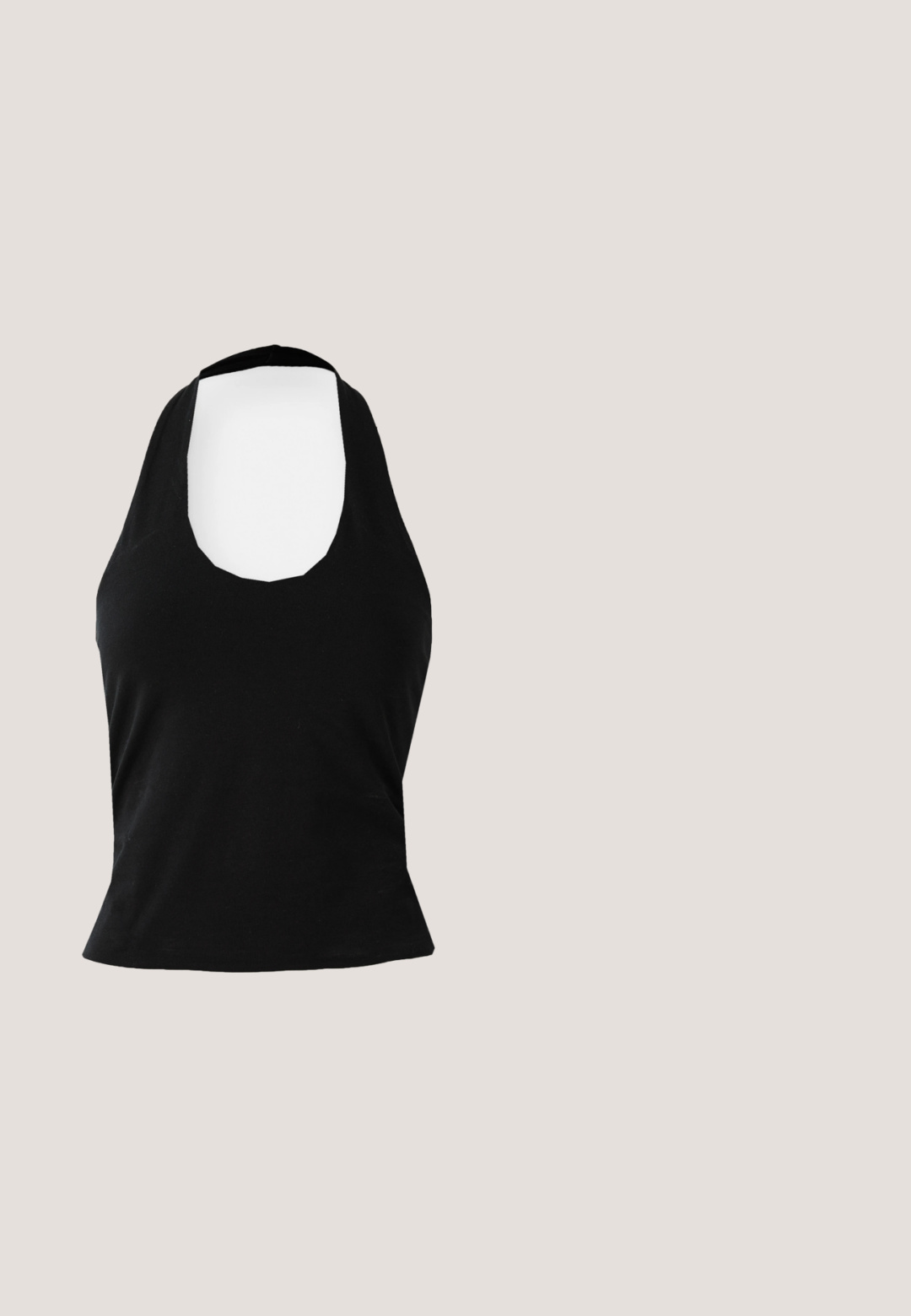 Sort halterneck top lavet af blød stof, med en scoop halsudskæring og en tætsiddende silhuet, med en glat tekstur og uden synlige mønstre.; Blå denim flare jeans med slidte og distressed detaljer, frontlukning med knap og lynlås samt fem-lomme design.; Sorte læder flade sko med spids tå, samling detaljer omkring åbningen, og en sølv spænde accent på den justerbare rem.; Sorte rektangulære solbriller med gule linser. Funktioner inkluderer tykke stel og kantet design med en glat, blank finish.; Sort læder skuldertaske med justerbar rem, dekoreret med sølvfarvede metalnitter og lukning med øverste lynlås.; Sølvøreringe med en organisk, abstrakt form. Glat, skinnende overflade med et tilspidset design. Har subtile kurver og en centrallinje detalje.