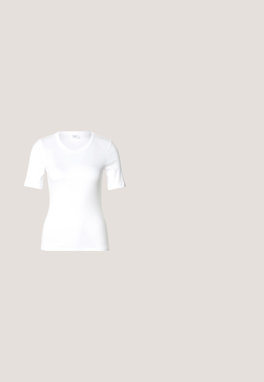 Hvid T-shirt med korte ærmer lavet af glat bomuld, med rund halsudskæring og en tætsiddende pasform. Klassisk design uden mønstre eller detaljer.; Lyseblå vidde denimjeans med høj talje, frontknap, lynlås og femlomme-design på ensfarvet baggrund.; Sortlæder ankelstøvle med spids tå, en slank silhuet og en kraftig firkantet hæl. Glat tekstur med minimale stikninger.; Sort læder vævet skuldertaske med et afrundet håndtag og en halvmåneformet krop på en ensfarvet baggrund.; Sølvøreringe med et minimalistisk design. Cirkulær form, glat tekstur og tynd profil. Letvægtige med en poleret overflade.; Sorte læderbælte med en sølvfarvet metalspænde, der har en glat tekstur og et klassisk design. Remmen er 3,8 cm bred.