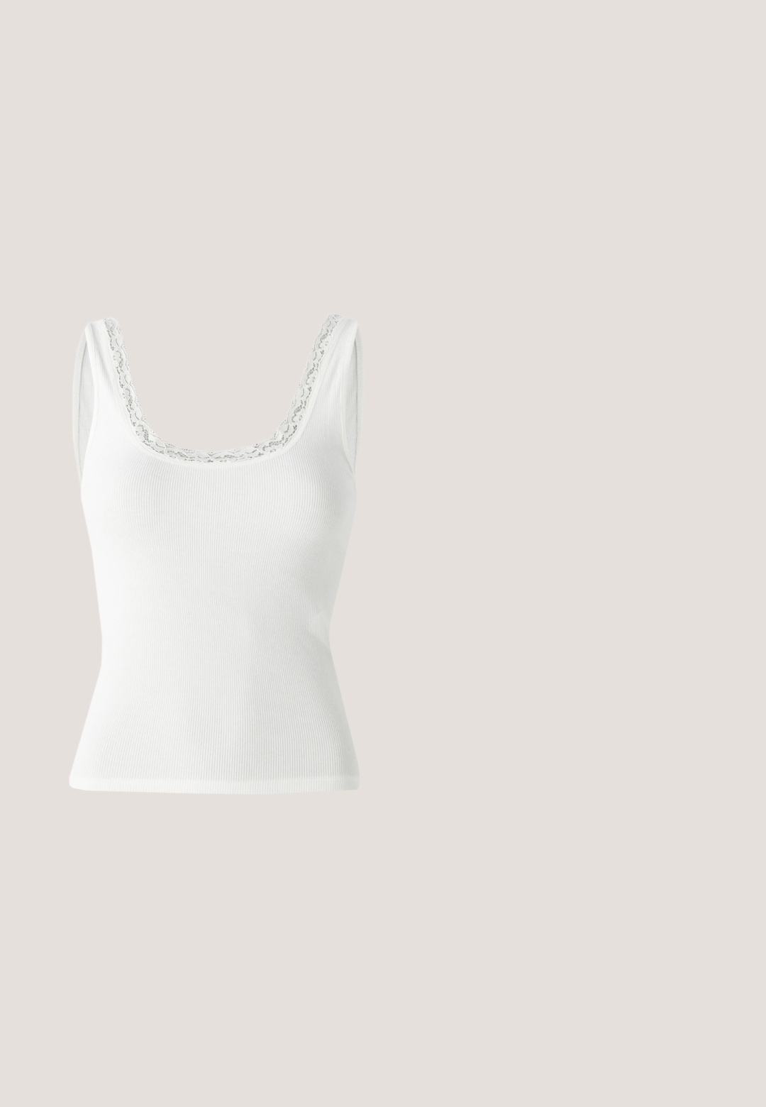 Hvid ribbet tanktop med en scoopudskæring prydet med delikat blondertrim. Ærmeløst design med en tætsiddende silhuet.; Mørkeblå denim midi nederdel med frontslids, knaplukning, bæltestropper og forlommer.; Hvid damesandal med remme, lav kittenhæl og ankelspænde på ensartet hvid baggrund.; Sorte rektangulære solbriller med gule linser. Funktioner inkluderer tykke stel og kantet design med en glat, blank finish.; Sølv faux læder håndtaske med en buet form, kort justerbar strop og glat overflade, præget af minimal syning.; Par sølvspiral øreringe med glat, afrundet design på en ensartet hvid baggrund.