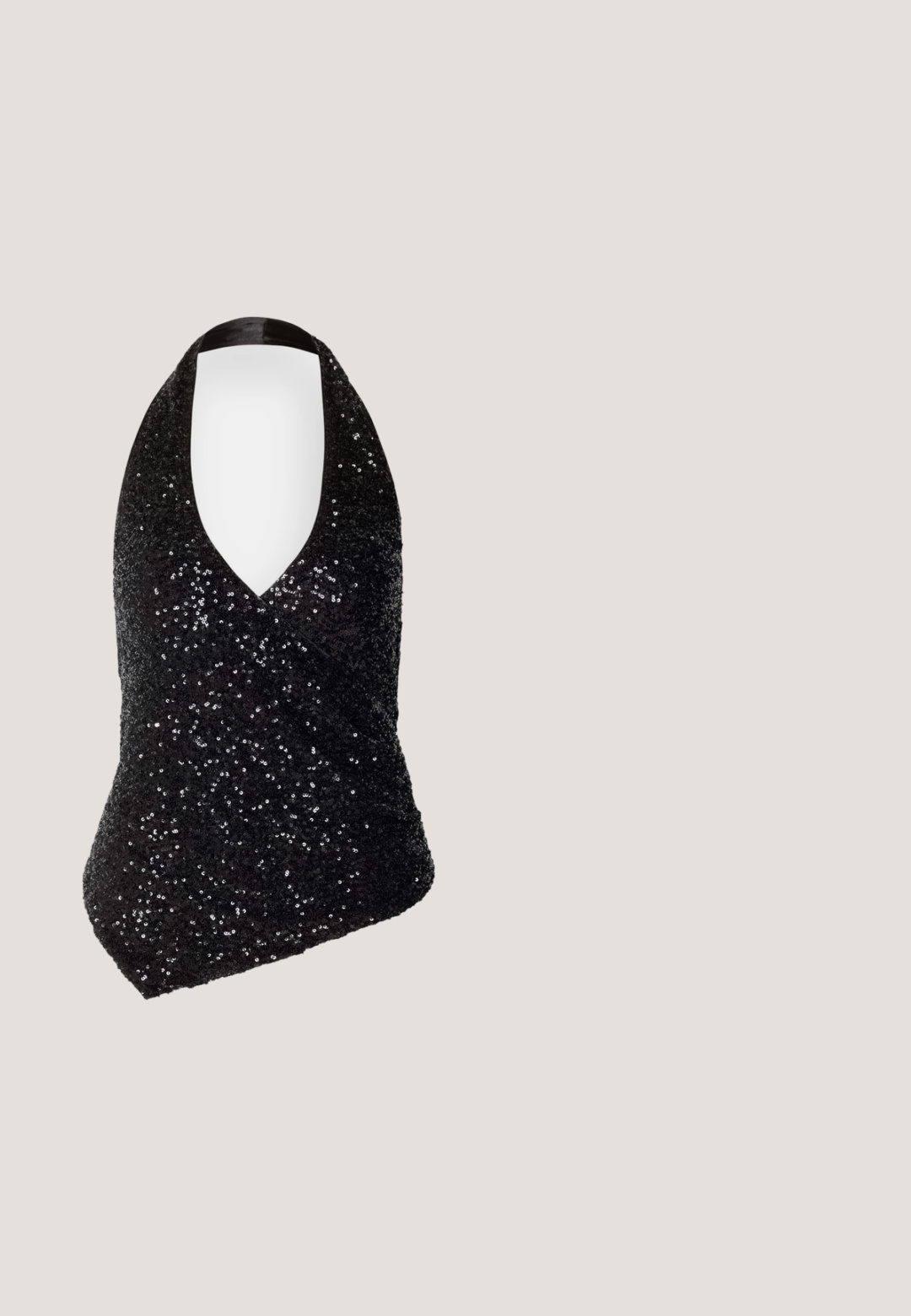 Sort halterneck-top med en dyb V-udskæring, der har et tætsiddende design dækket af sorte paljetter, hvilket skaber en tekstureret, glitrende overflade.; Sorte cargo-bukser lavet af glat, letvægtigt stof. Har to sidelommer, en lige ben-udskæring og en bred talje.; Sorte patentlæder platform hæle med ankelrem, rund tå og blokhæl, der viser en glat, skinnende overflade.; Sorte solbriller med rektangulært stel, mørke linser, glat plastmateriale og en metalaccent på templet.; Sort patentlæder håndtaske med en buet form, enkelt skulderrem, lynlåslukning og et dekorativt metal logo. Glat tekstur.; Sølv kæderekæde med store led, udsmykket med klare rhinsten på skiftende sektioner, med justerbar kædelukning.