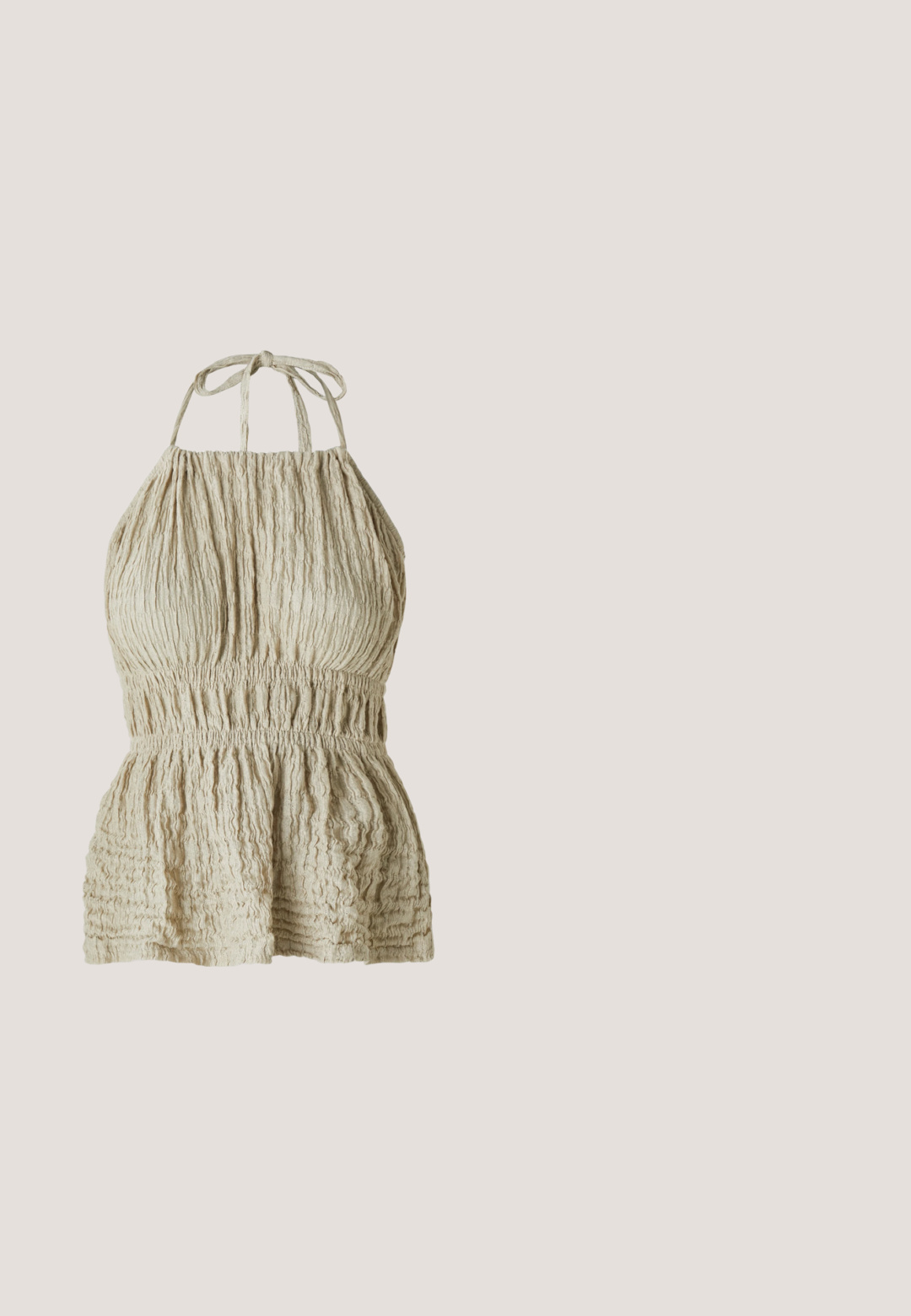 Svetlo béžový halter top s textúrovanou tkaninou, so zGatherovaným telom a elastickým pásom, navrhnutý pre neformálny, uvoľnený vzhľad.; Džínsy s rozšírenými nohavicami v tmavomodrej farbe s vysokým pásom, so zipsom a gombíkom, a jemným prešitím pozdĺž švov.; Čierna kožená lodička s nízkym blokovým opätkom, zlatými okrúhlymi cvokmi a malou čiernou mašličkou na špičke, pohľad zboku.; Hnedé slnečné okuliare s priesvitným jantárovým rámom. Výrazný ostrý tvar, úzke hnedé ramená a jemné detaily loga.; Hnedá kožená tote taška s ružovými MCM logami a diamantmi, zlatým štvorcovým emblémom, dvoma hornými rukoväťami a nastaviteľným ramenným popruhom.; Prsteň v zlatej farbe so dvoma zahnutými tvarmi vytvárajúcimi obrys srdca, uprostred s lesklým červeným srdcom. Hladký povrch a zaoblený prsteň.