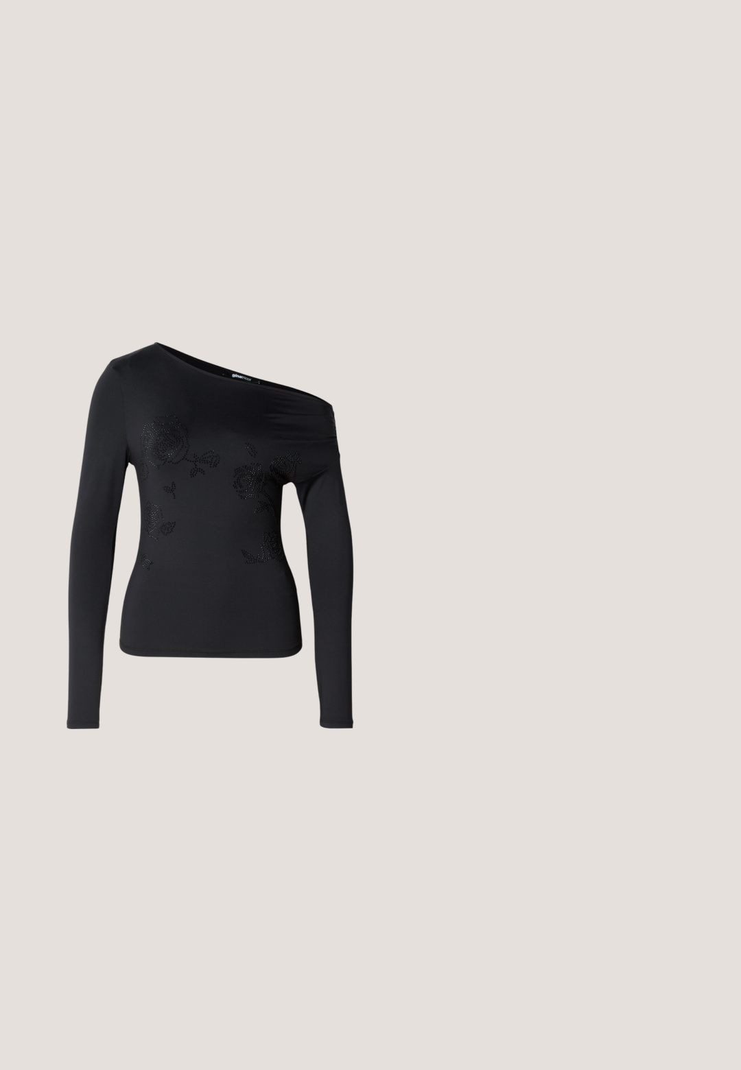 Sort langærmet top med off-shoulder design, prydet med blomster mønstre lavet af rhinsten på forsiden. Glat, strækbart stof.; Lyseblå jeans i denim med høj talje, knap- og lynlåslukning, lommer foran og bagpå samt vide ben.; Simmi London DALA - Pumps - black; Sort læderhåndtaske med rund form, dobbelte hanke, dekorative hardware-detaljer og snøre på siden. Glat, blank overflade.; Sølv stjerneformede øreringe med en glat, poleret finish på en ensfarvet hvid baggrund.; Sort læderbælte med et struktureret sølvspænde med et lineært mønster og spids ende, designet til lukning og justering.