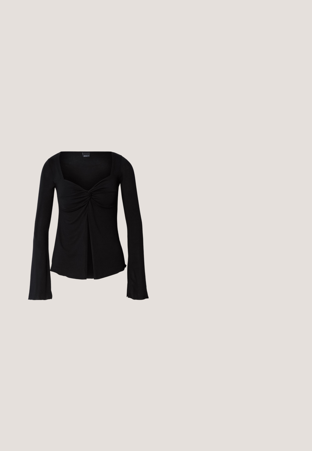 Haut noir à manches longues avec un décolleté carré, détail torsadé froncé au niveau de la poitrine et manches évasées. Tissu doux avec une silhouette ajustée.; Pantalon noir à jambes droites avec des pois blancs, taille élastique, sans poches ni fermetures visibles, présenté sur un fond uni.; Sandales à talons noires avec plusieurs brides brillantes et des accents métalliques, présentant un bout pointu et des talons kitten discrets. Texture lisse.; Lunettes de soleil noires à forme œil de chat surdimensionnée. Montures en plastique lisse avec des verres foncés et de petits accents étoilés sur les côtés.; Petit sac à main noir brillant avec deux longues anses et des détails à cordon sur les côtés sur un fond clair uni.; Boucles d'oreilles dorées avec une forme abstraite et organique, présentant une surface texturée et une fermeture à poussette.