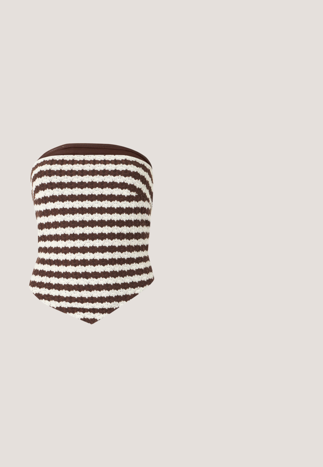 Haut tube tricoté sans bretelles, rayé marron et blanc, avec des motifs horizontaux texturés et un bord inférieur pointu.; Pantalon marron à jambes larges avec taille élastique et cordon de serrage, en tissu léger, présenté à plat sur un fond clair.; Mule en daim marron à talon haut avec bout pointu et talon aiguille fin sur fond clair uni.; Lunettes de soleil rectangulaires teintées marron avec des montures métalliques fines dorées et des branches sombres reposant sur une surface blanche.; Sac fourre-tout en cuir marron avec deux poignées et des pampilles décoratives pendantes à chaque poignée sur un fond clair uni.; Collier multicolore en perles avec des perles dorées, ambre, noires, rouges et grises, doté d'un fermoir bascule en or sur fond blanc.