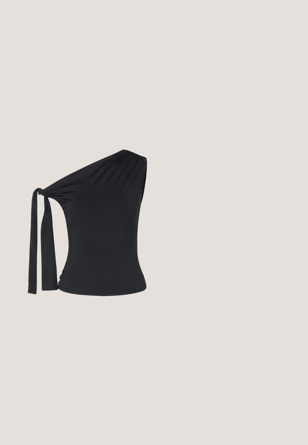 Haut noir asymétrique avec découpe latérale et longue attache en tissu sur l'épaule, style ajusté en matière extensible.; Jean bleu taille haute à jambe large, cinq poches, fermeture boutonnée et zippée, et détails subtilement délavés sur l'avant des cuisses et des genoux.; Bottes en cuir noires jusqu'aux genoux avec un bout pointu et un petit talon, présentées sur un fond clair.; Lunettes de soleil cat-eye avec une monture noire mate et des verres sombres, comportant un logo "vogue" sur le côté et une forme angulaire distinctive.; Petit sac à main noir brillant avec deux longues anses et des détails à cordon sur les côtés sur un fond clair uni.; Boucles d'oreilles en métal argenté avec une finition brillante, présentant une forme abstraite ressemblant à une forme avec un petit fermoir à clou.