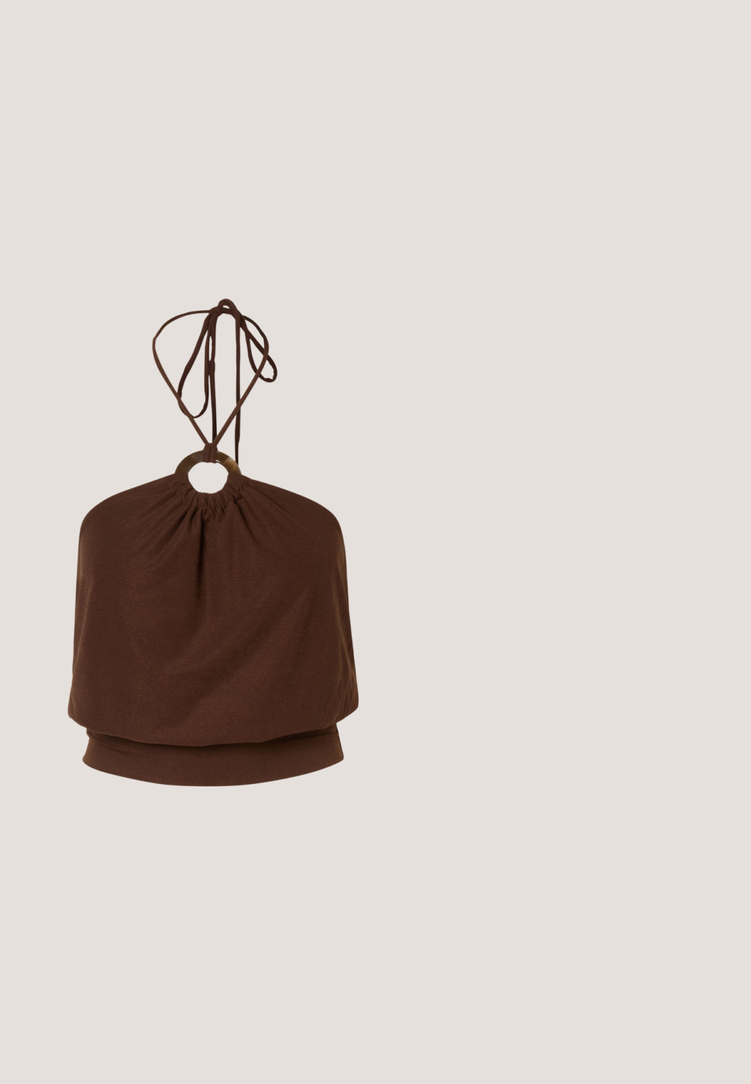 Brun halterneck-top med en rund metalring ved halsudskæringen og justerbare bindebånd, løs pasform omkring overkroppen.; Klassiske blå denimbukser med lige ben, fem lommer og knaplukning. Har en medium vask og en robust tekstur.; Sorte flade sandaler med flettede stropper og en metallisk detalje. Har en justerbar spænde og flad gummisål for komfort.; Kat-ejede solbriller med en sort og orange skildpaddemønstret stel, brune linser og slanke, spidse ender. Har et minimalistisk logo på skabelsen.; Brun skuldertaske i læder med slangeskindsmønster, lukkes med klap og har en enkelt justerbar rem mod en ensfarvet baggrund.; Guld halskæde med to sammenkoblede cirkulære vedhæng på en fin kæde. Glat tekstur med et minimalistisk design.