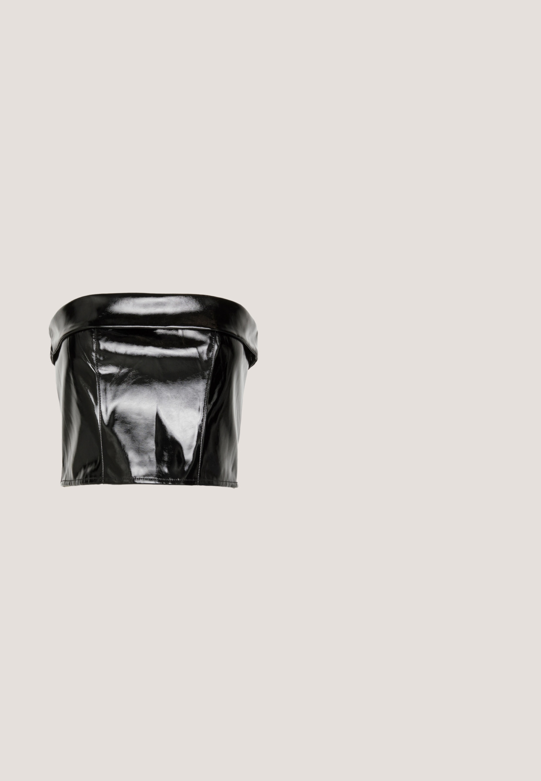 Gina Tricot TUBE - Μπλούζα - black; ONLY Παντελόνι - black; Μαύρο πατενταρισμένο μποτάκι του αστραγάλου με λεία υφή, μυτερή μύτη και δομημένο τακούνι. Διαθέτει σχεδίαση χωρίς φερμουάρ και αντίθετη ραφή.; Μαύρο κλιμακωτό δερμάτινο τσαντάκι χειρός με αλυσίδα από χρυσό μέταλλο και μεγάλο χρυσό κούμπωμα με λογότυπο "C" στην εμπρόσθια πλάκα.; Βραχιόλι με αλυσίδα από χρυσό, με γυαλιστερές οβάλ συνδέσεις, ασφαλισμένο με κούμπωμα και ένα μικρό ταμπελάκι που φέρει τα αρχικά «HR».; Μαύρη δερμάτινη ζώνη με χρυσό μεταλλικό κούμπωμα και διακοσμητική χρυσή αλυσίδα. Διαθέτει ρυθμιζόμενες τρύπες και ομαλή υφή.