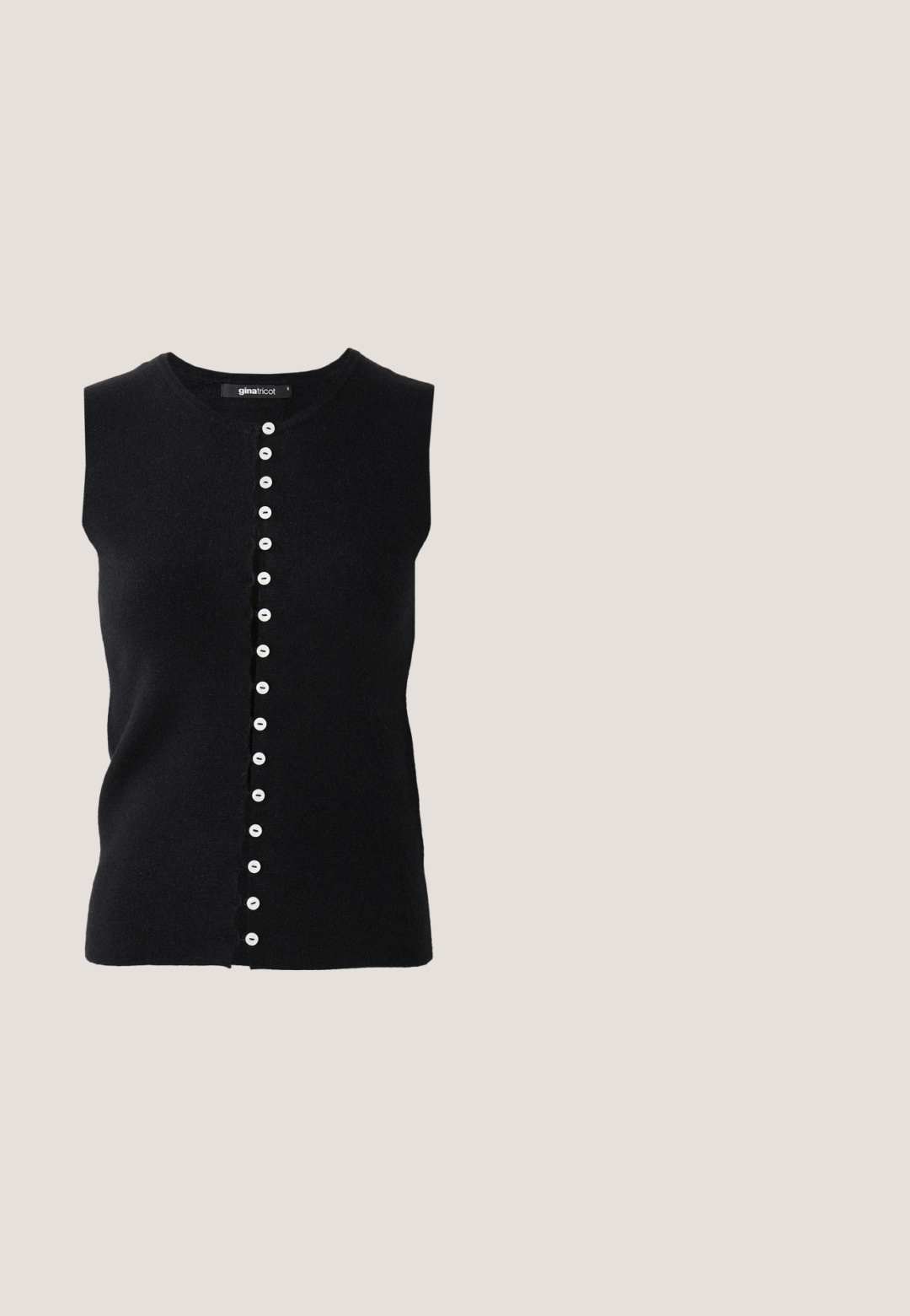 Top de punto sin mangas negro con cuello redondo y corte recto, con una tapeta frontal de botones blancos en el centro.; Pantalones negros de tiro alto y piernas anchas con pliegues frontales sutiles, confeccionados en una tela suave y fluida, exhibidos sobre un fondo blanco.; Chancla negra con suela de goma plana y diseño de tira delgada. La tira superior es ligeramente curvada, lo que le da una apariencia minimalista.; Gafas de sol plateadas metálicas con lentes redondos y un marco delgado. Las puntas de las patillas en negro aportan contraste. Incluyen almohadillas nasales ajustables.; Bolso de tela negro con forma redondeada, adornado con tachuelas metálicas circulares plateadas dispuestas en un patrón, y un detalle de tela atado.; Collar en tono dorado con una cadena texturizada y un colgante que presenta encantadores detalles, incluyendo un diseño de langosta y acentos brillantes.