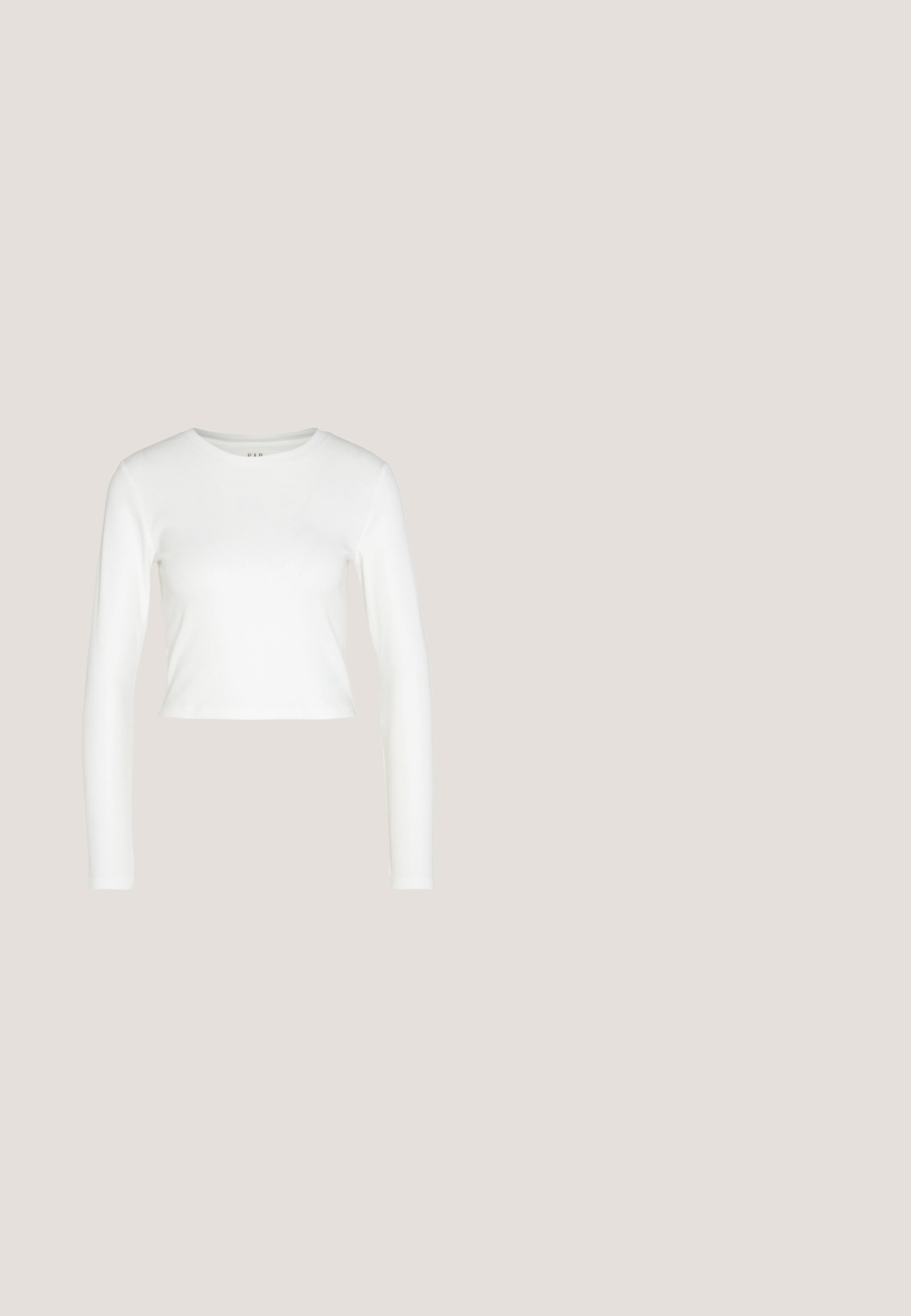 GAP ULTRA CROP RIB TEE - Top s dlhým rukávom - new off white; Svetlomodré rozšírené džínsy vyrobené z denimu, s vysokým pásom, dizajnom piatich vreciek a surovým lemom na spodnej strane. Textúra je mierne opotrebovaná.; Biele plátené tenisky s gumovou podrážkou, s piatimi dierkami na šnúrky, okrúhlou špičkou a svetlými švami, doplnené o biele členkové ponožky.; Priehľadné plastové okuliare s námestovými rámami a priehľadnými šošovkami, s kultivovanými zlatými akcentmi na spánkoch pre zvýraznenie detailov.; Krémová kožená taška na rameno v polkruhovom tvare, so tenkým popruhom a subtílnym prešívaním. Minimalistický dizajn s akcentmi z pozlátenej ocele.; Strieborné kruhové náušnice s vlnitou, nepravidelnou textúrou. Majú tenký, kruhový tvar a reflektujúci povrch.