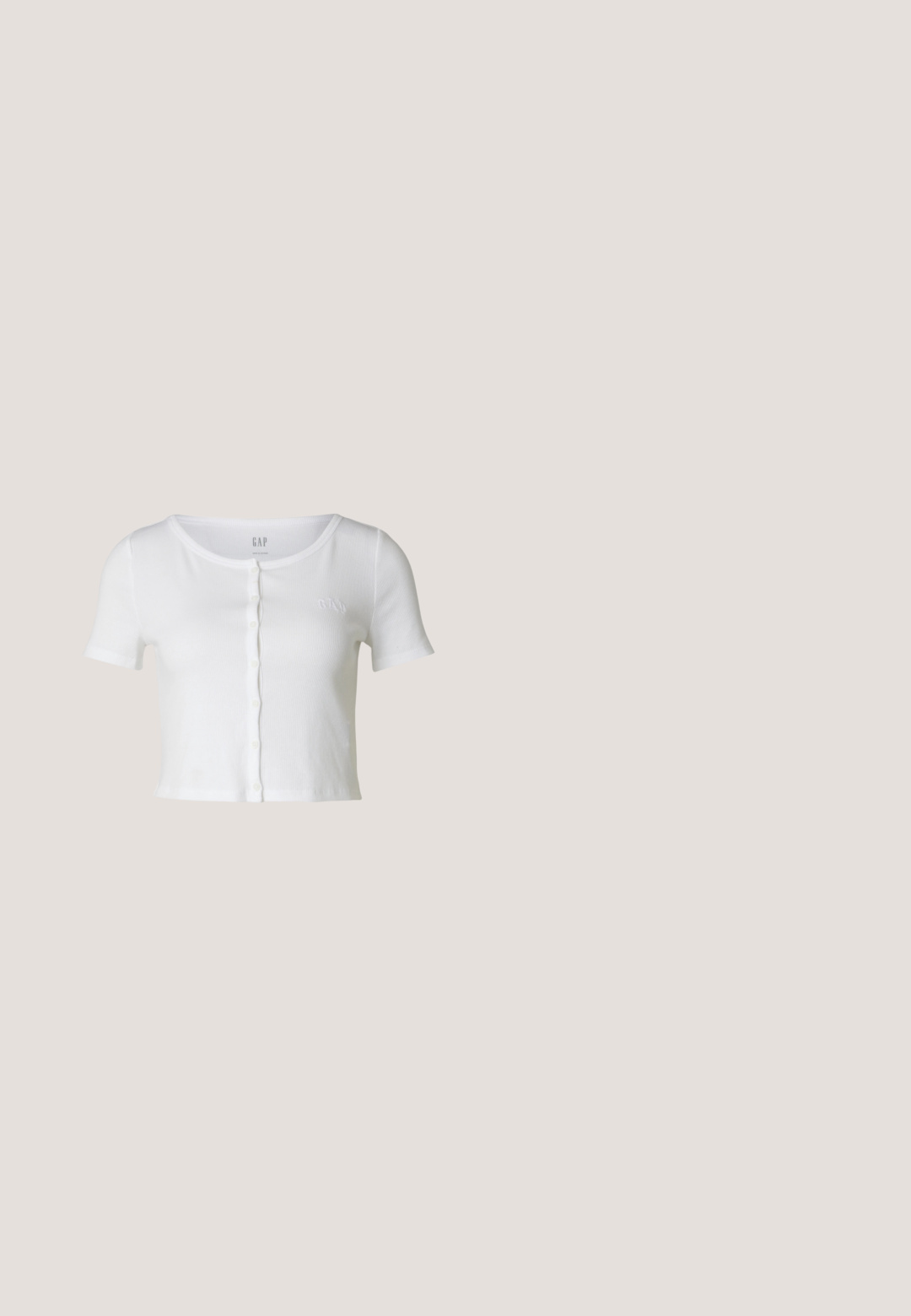 GAP CROPPED CREW - Camiseta estampada - white; Jeans de mezclilla blanca con un diseño de pierna recta, estilo de cinco bolsillos y detalles de hardware en color cobre. Acabado sin dobladillo en los tobillos.; Zapatillas blancas con parte superior de cuero suave, acentos en beige claro, detalles perforados y suela de goma marrón. Diseño minimalista.; Un par de gafas de sol rectangulares con montura translucida azul clara y lentes gris oscuro, que cuentan con patillas rectas y detalles de hardware mínimos.; Bolso de mano de imitación cuero blanco con una forma triangular estructurada, correa ajustable única y cierre con solapa acentuada en curva.; Pendientes de aro de plata con un charm de cruz y corazón. Textura suave y brillante con un acabado pulido. Cada charm cuelga de un lazo seguro.